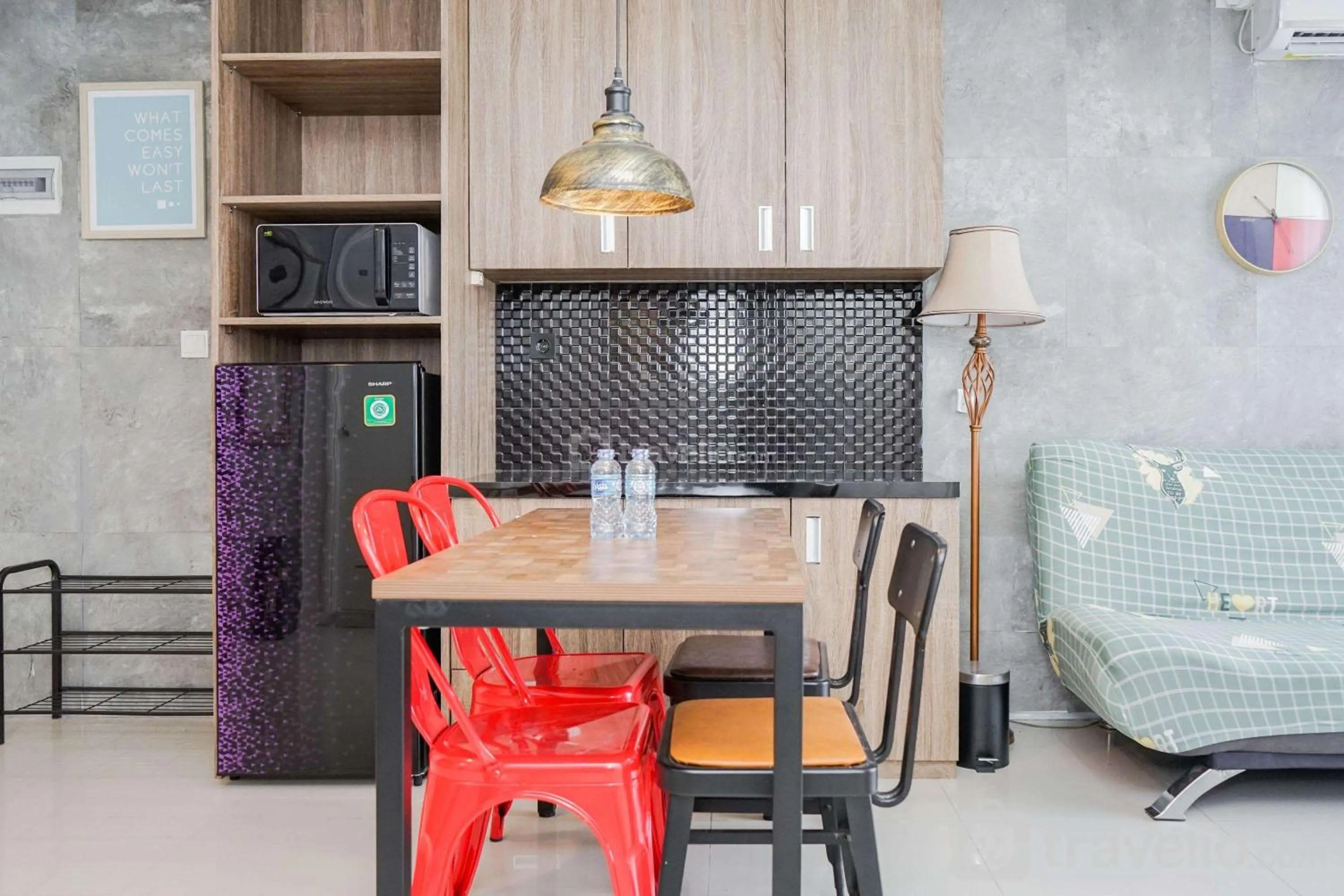 Dining area in Cozy 2BR Apartment at Tuscany Residences With Garden View By Travelio