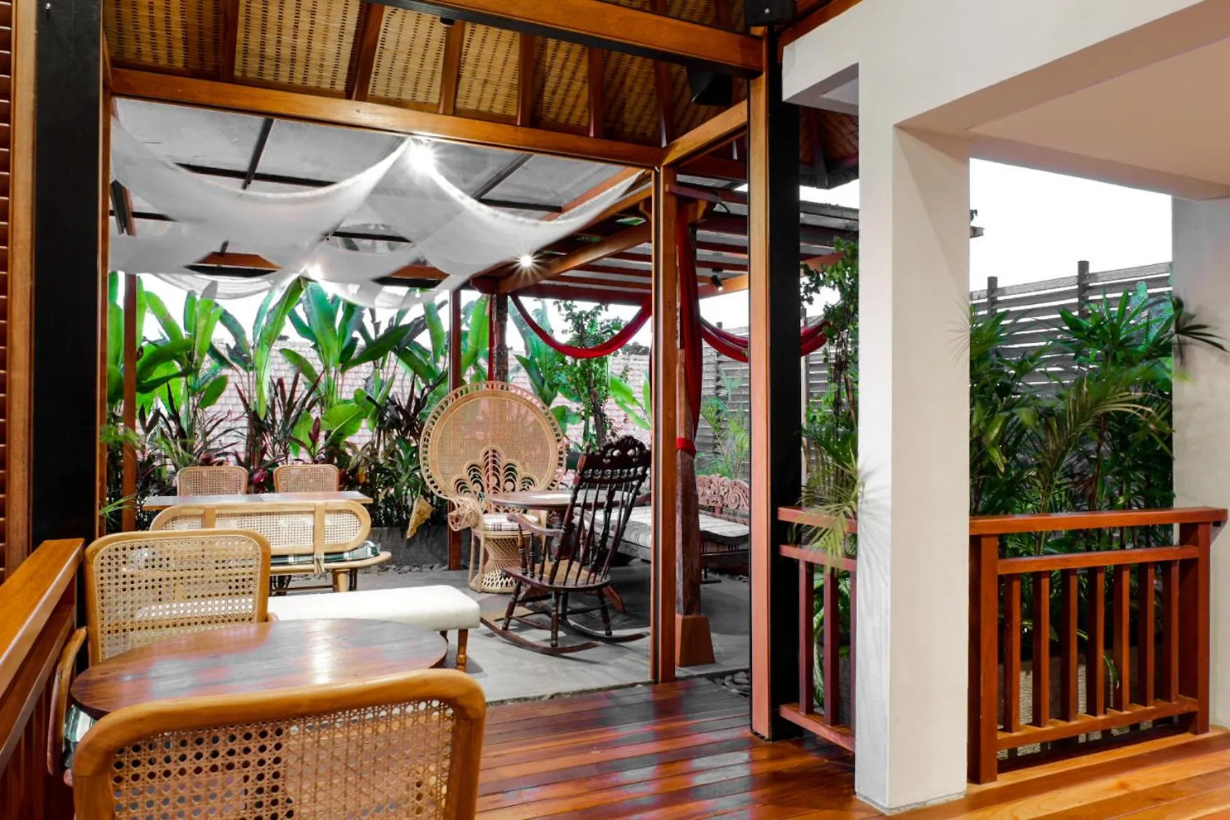 Restaurant/places to eat in Sampatti Villas