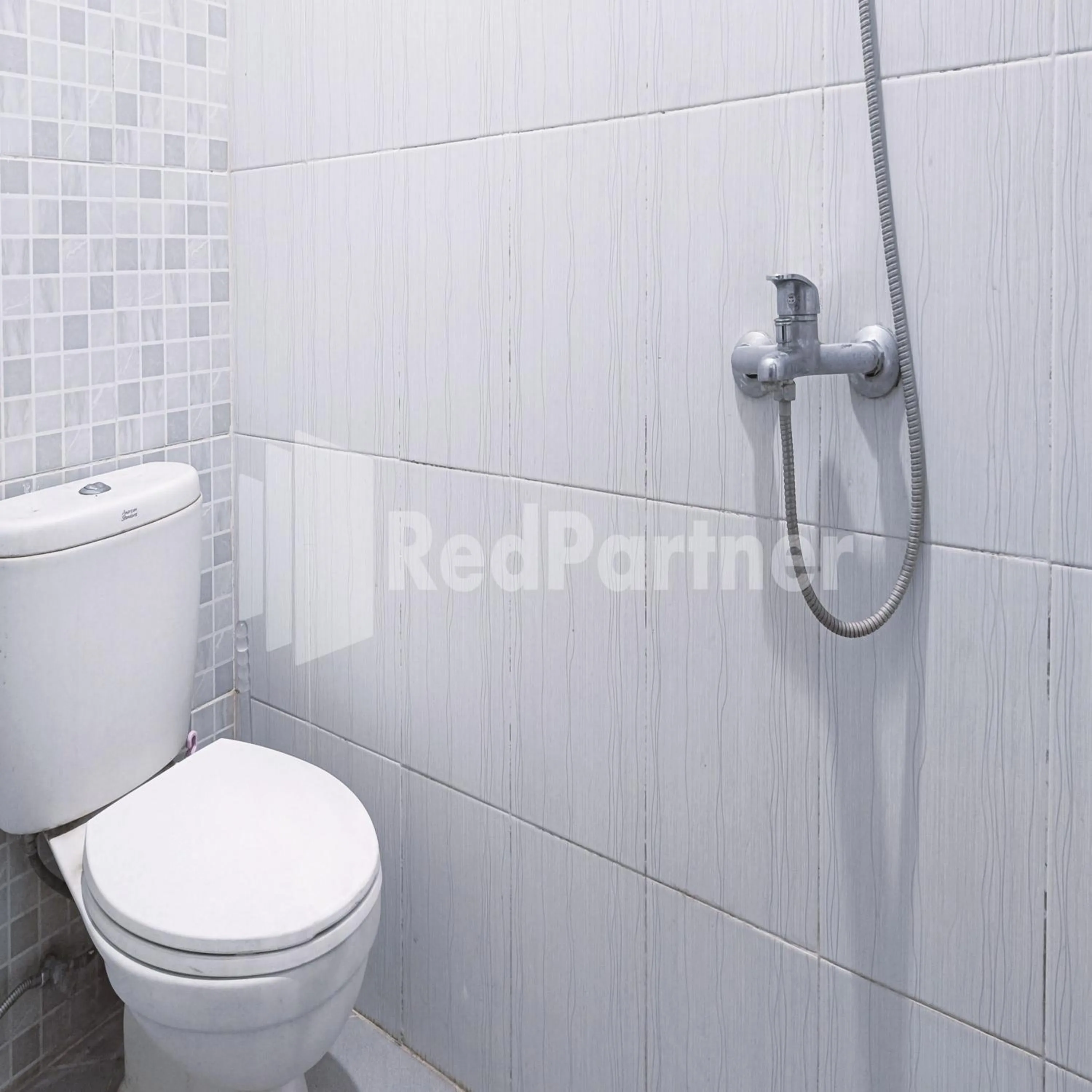 Bathroom in D'Waru Homestay Syariah near Jl Slamet Riyadi Mitra RedDoorz