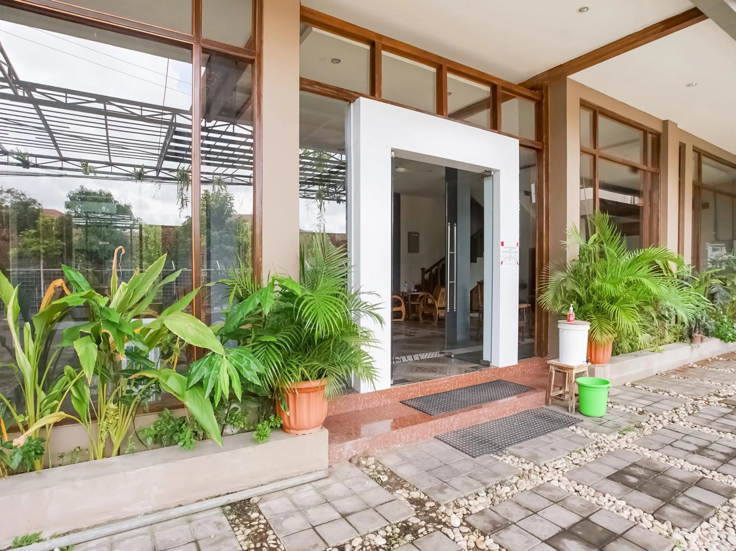 Facade/entrance in Urbanview Hotel Blok O International by RedDoorz