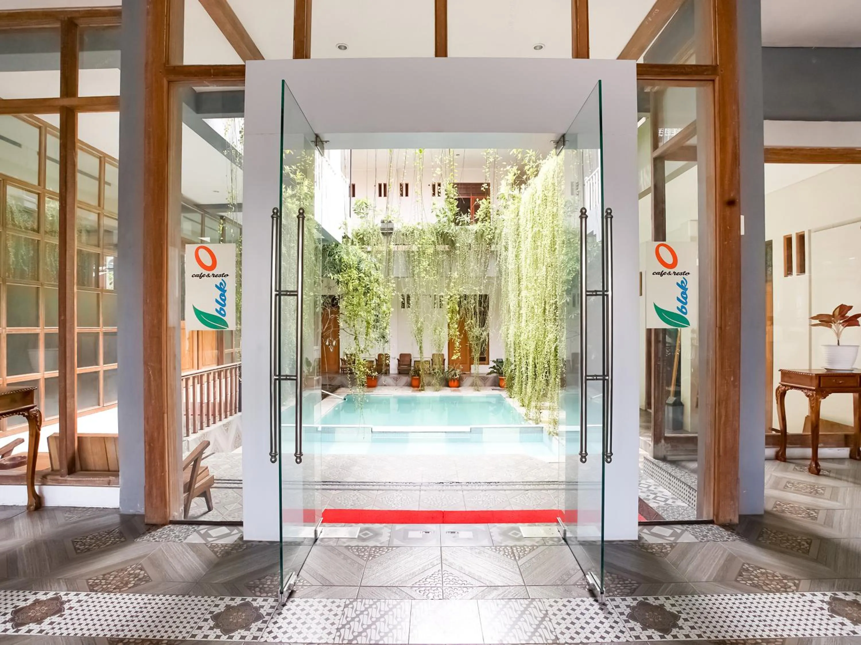 Facade/entrance in Urbanview Hotel Blok O International by RedDoorz