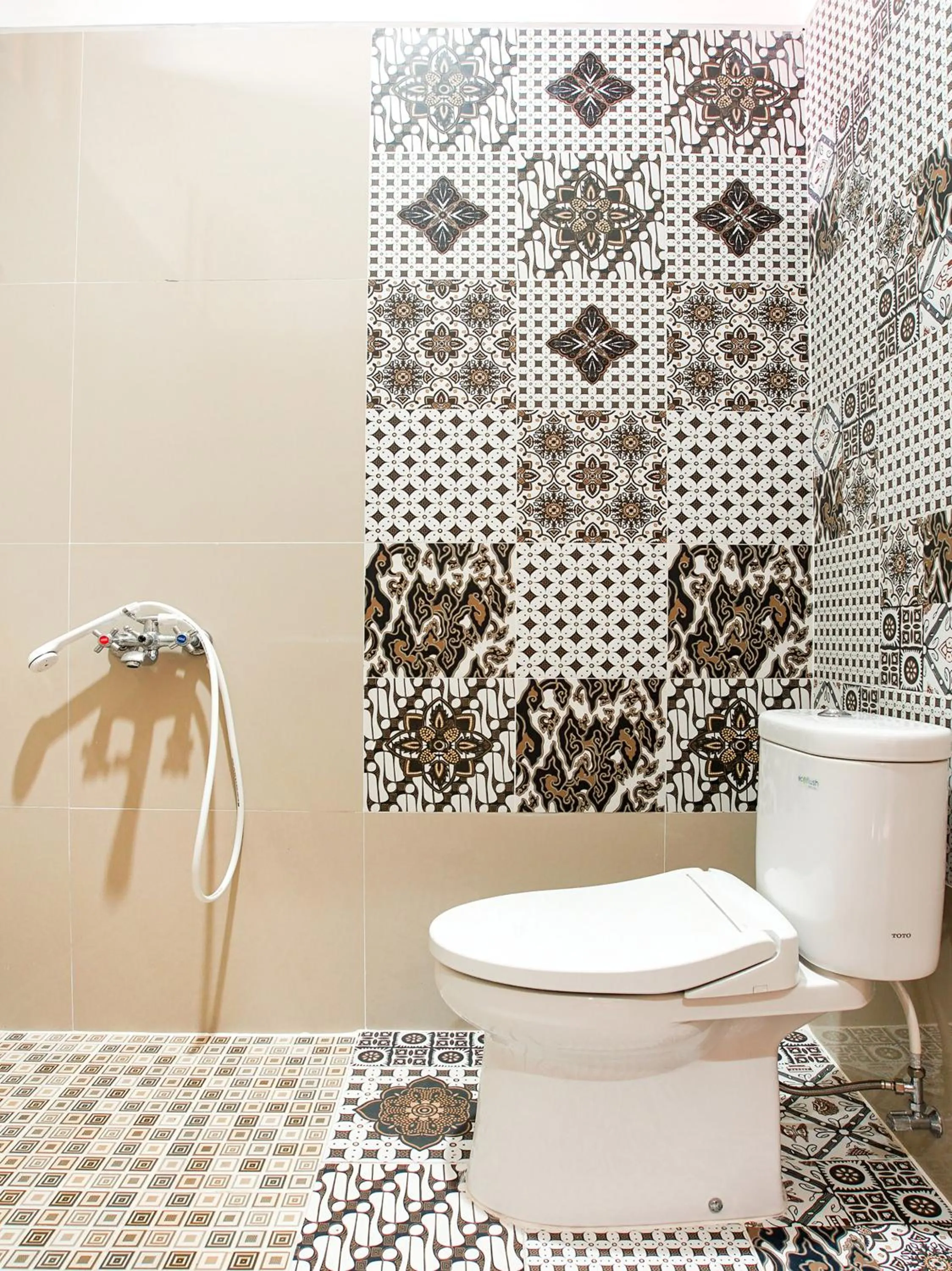 Bathroom in Urbanview Hotel Blok O International by RedDoorz