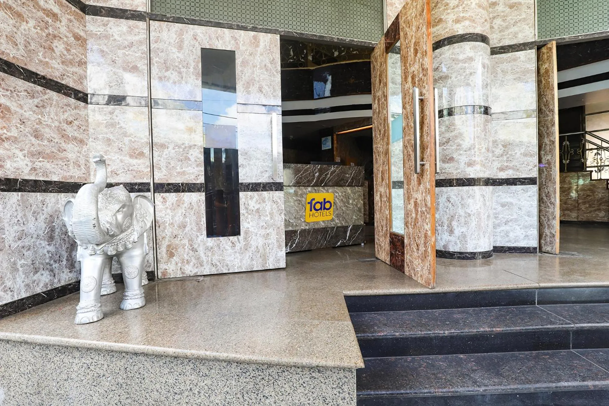 Facade/entrance in FabHotel Chamiers Park - Nandanam