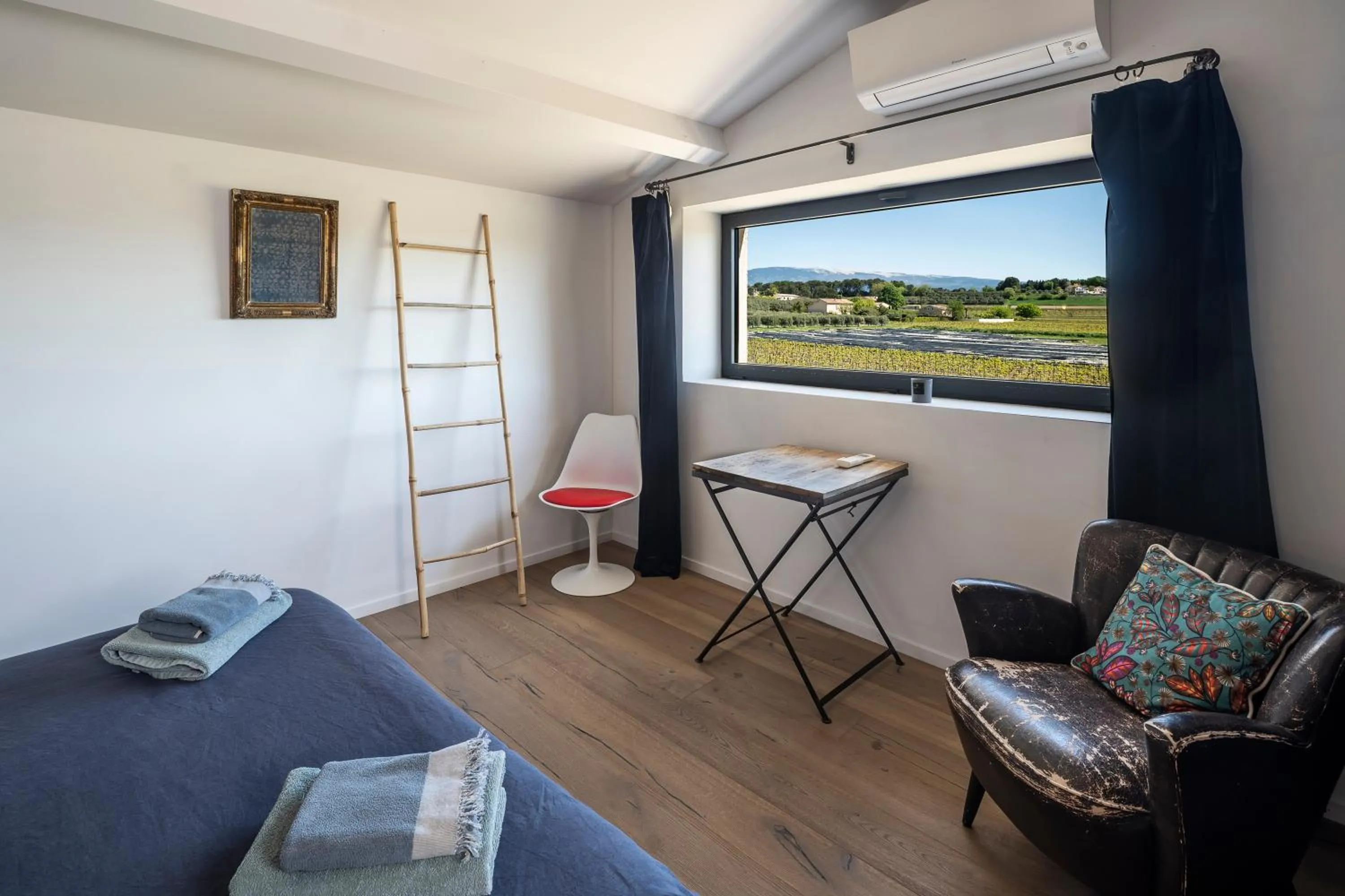 Photo of the whole room in la maiZon