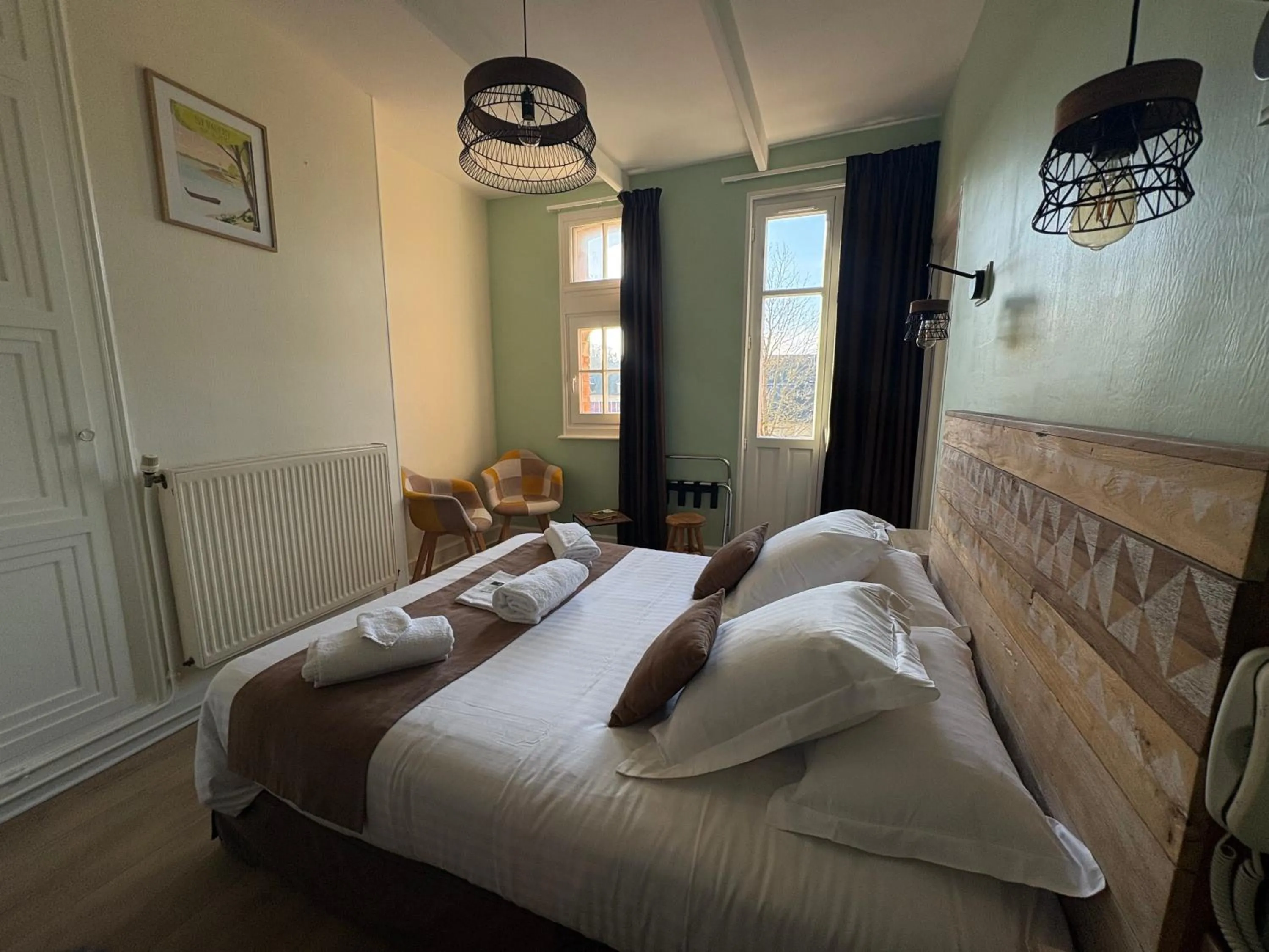 Bed in Logis Hôtel- Restaurant Le Relais Guillaume de Normandy-PARKING GRATUIT-Bornes électriques-VUE BAIE TERRASSE-Calme