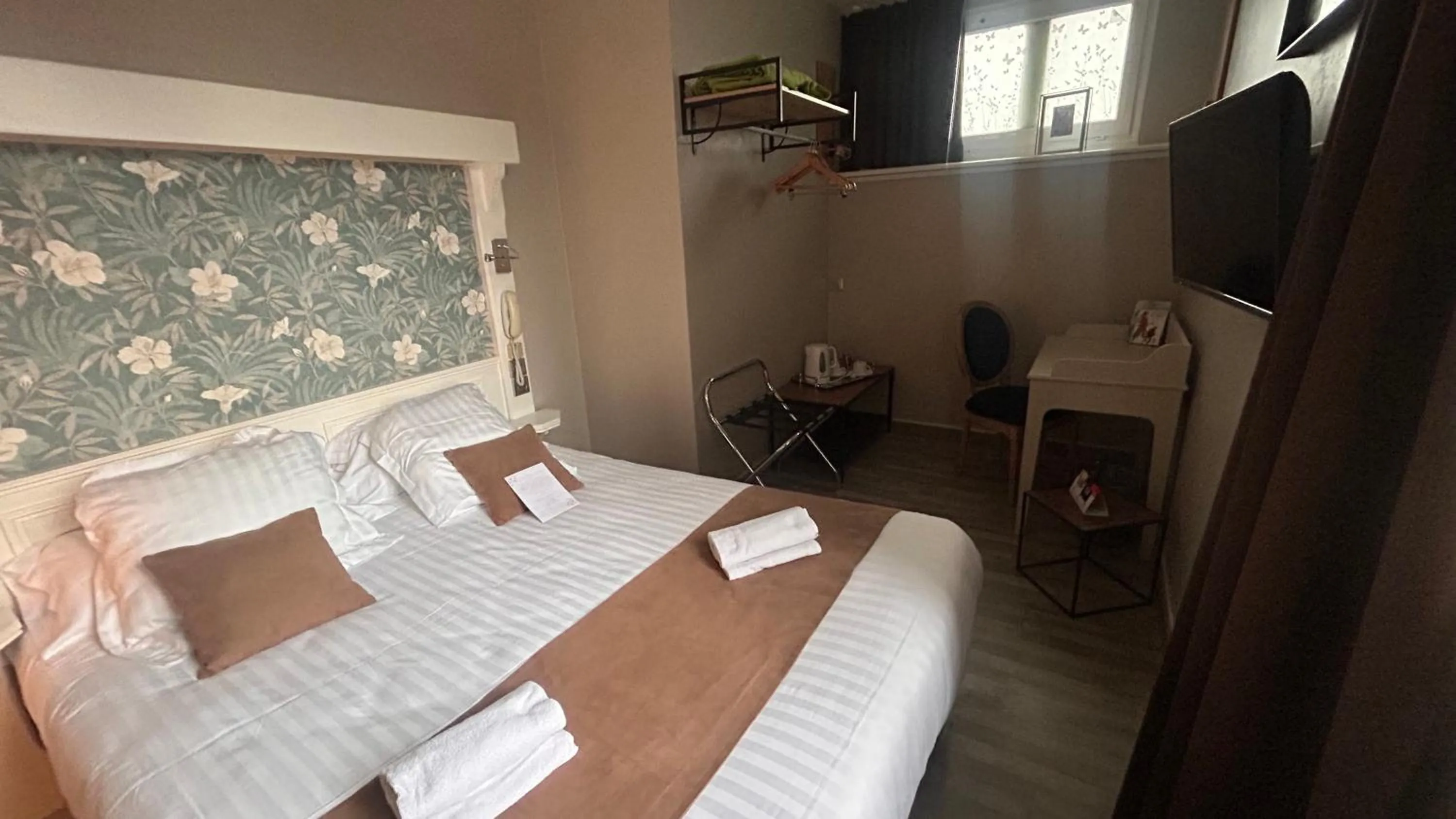 Bed in Logis Hôtel- Restaurant Le Relais Guillaume de Normandy