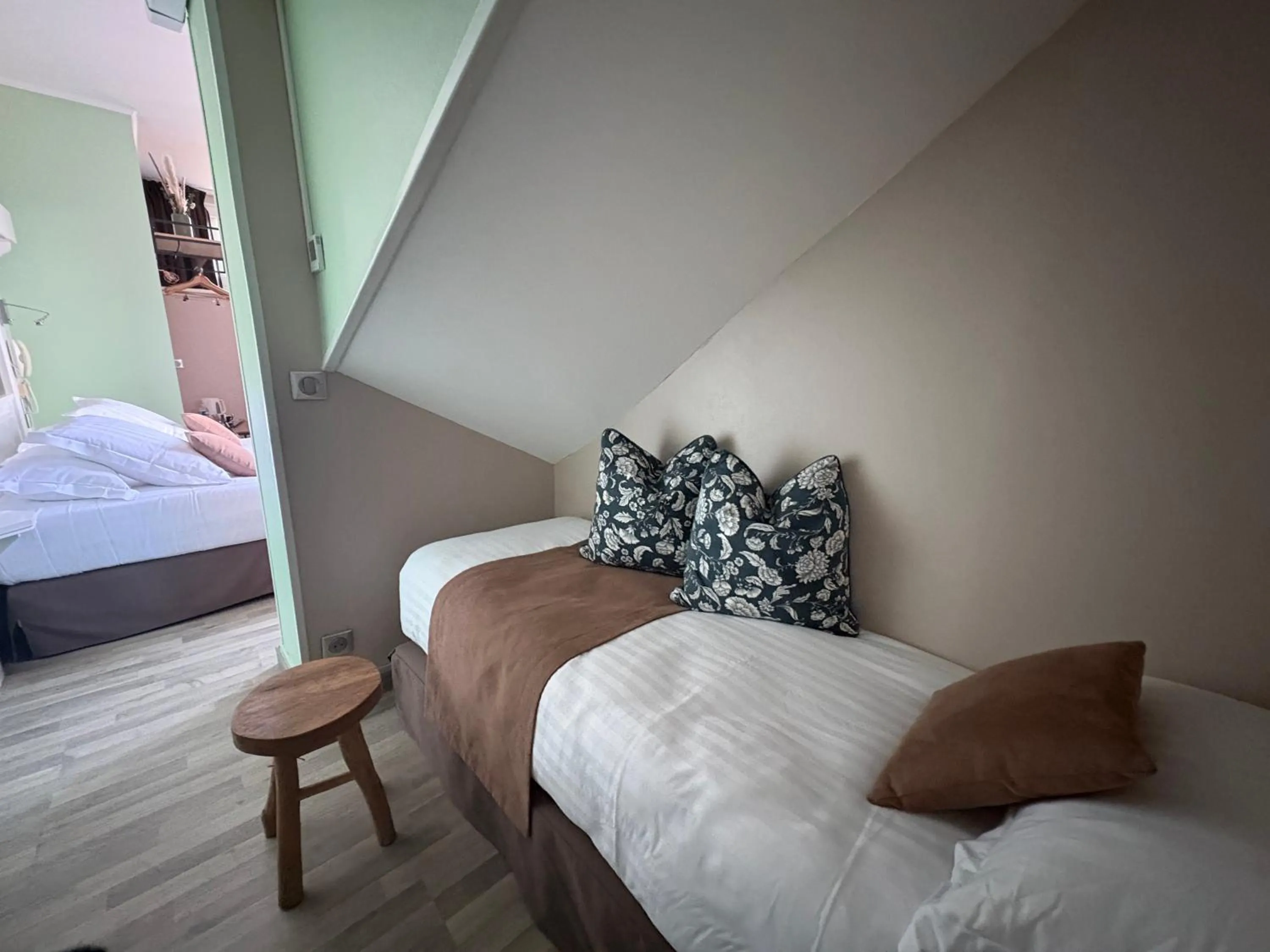 Bed in Logis Hôtel- Restaurant Le Relais Guillaume de Normandy-PARKING GRATUIT-Bornes électriques-VUE BAIE TERRASSE-Calme