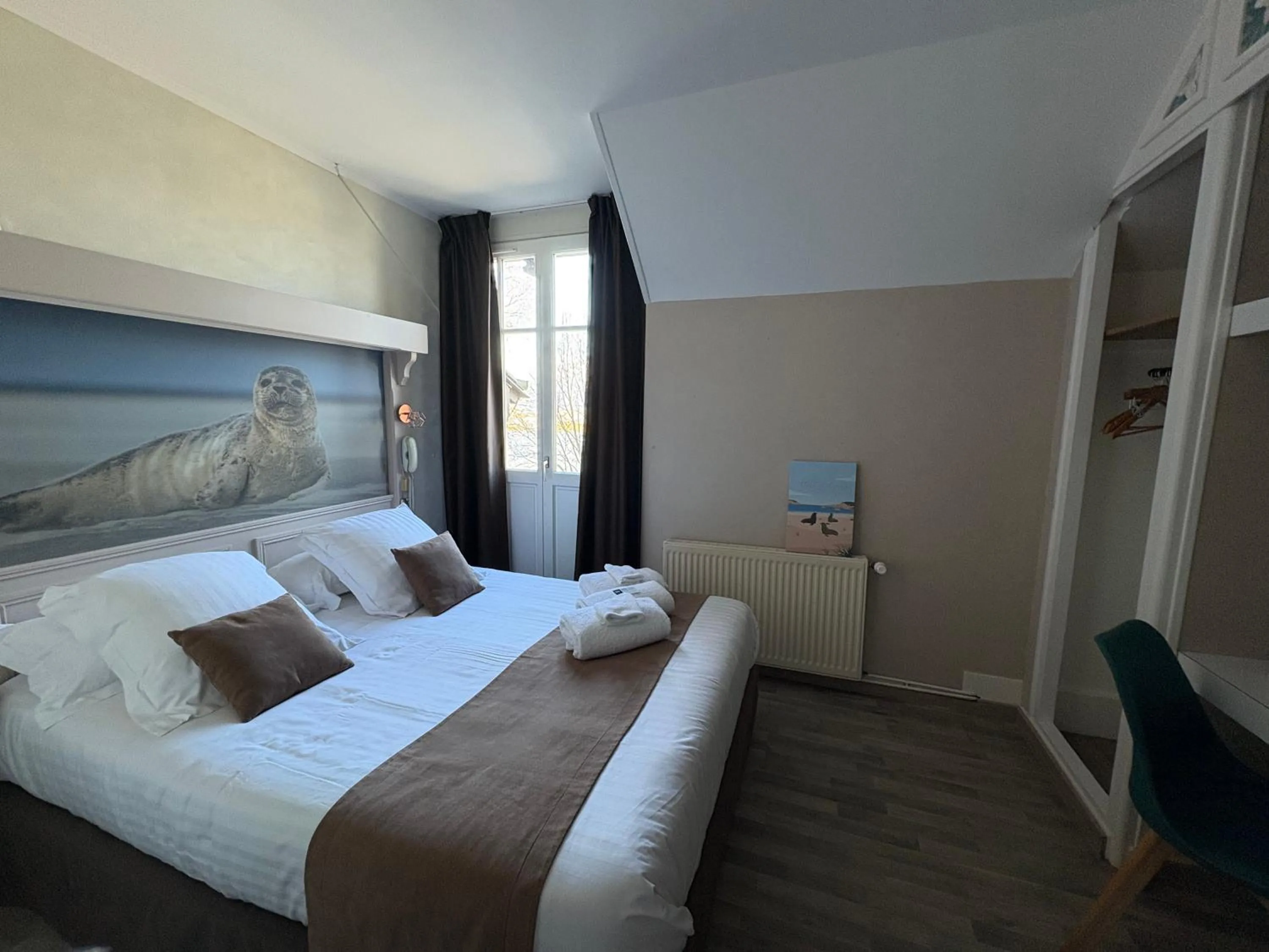 Bed in Logis Hôtel- Restaurant Le Relais Guillaume de Normandy-PARKING GRATUIT-Bornes électriques-VUE BAIE TERRASSE-Calme