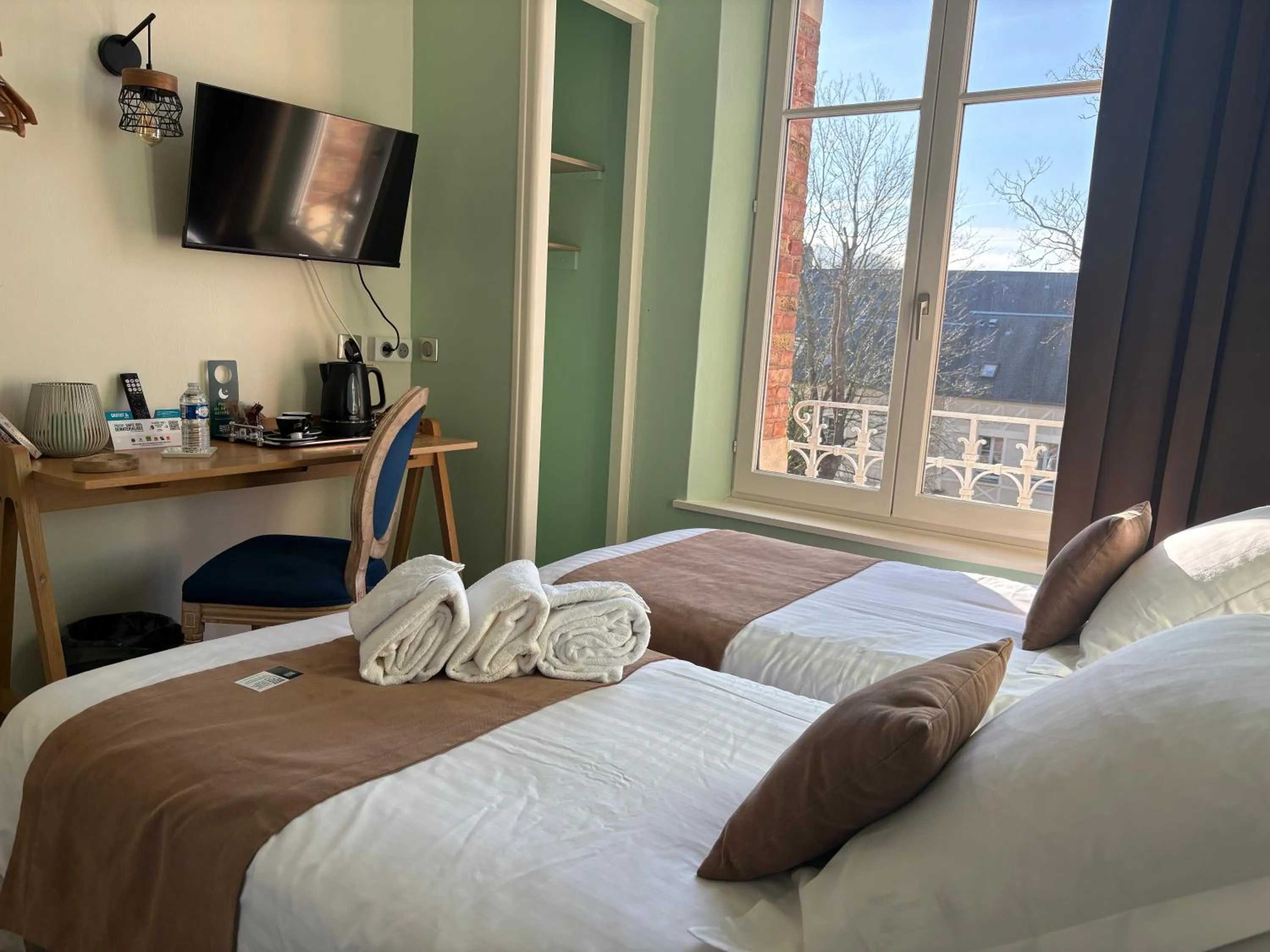 Bed in Logis Hôtel- Restaurant Le Relais Guillaume de Normandy-PARKING GRATUIT-Bornes électriques-VUE BAIE TERRASSE-Calme