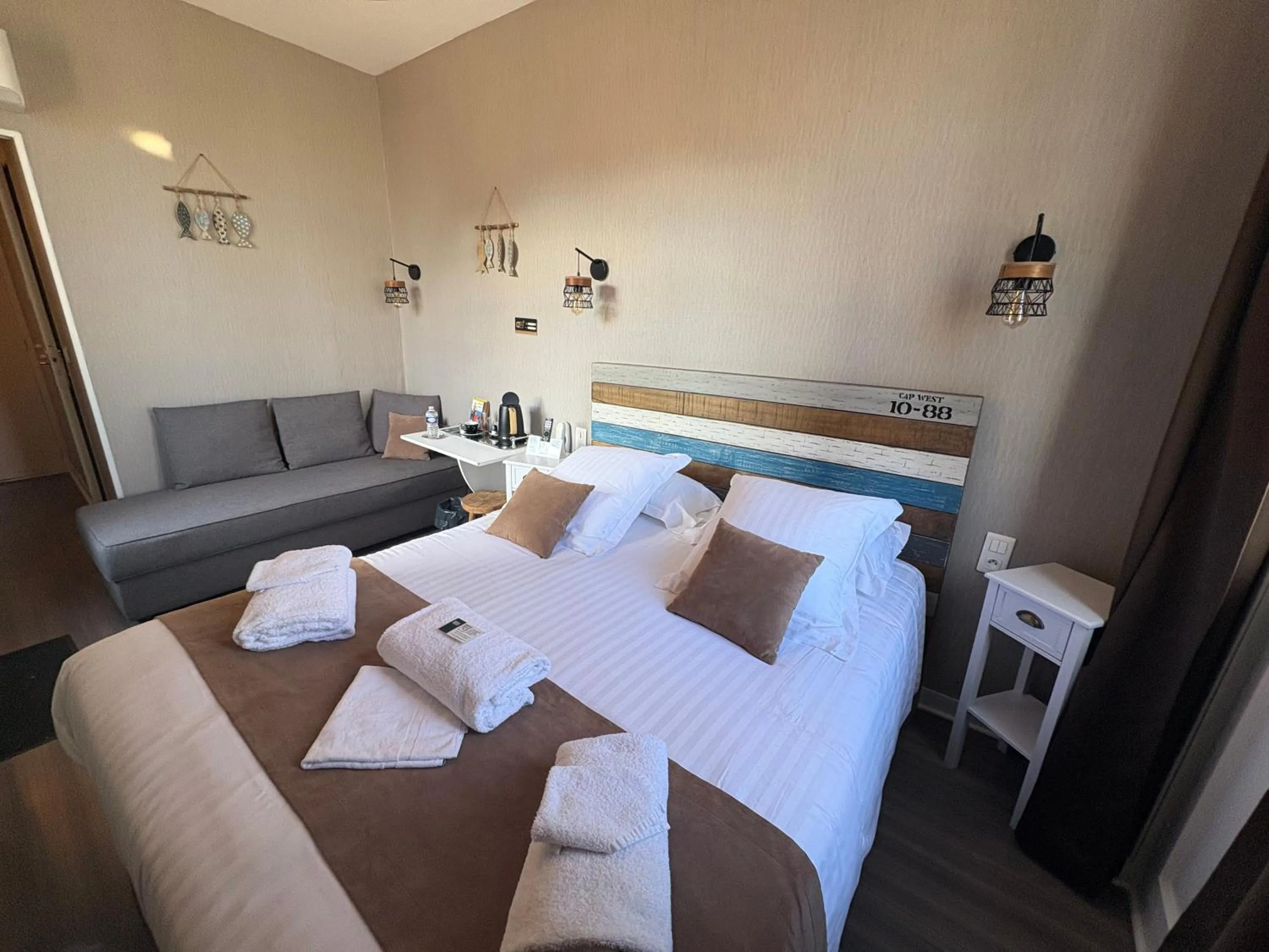 Bed in Logis Hôtel- Restaurant Le Relais Guillaume de Normandy-PARKING GRATUIT-Bornes électriques-VUE BAIE TERRASSE-Calme