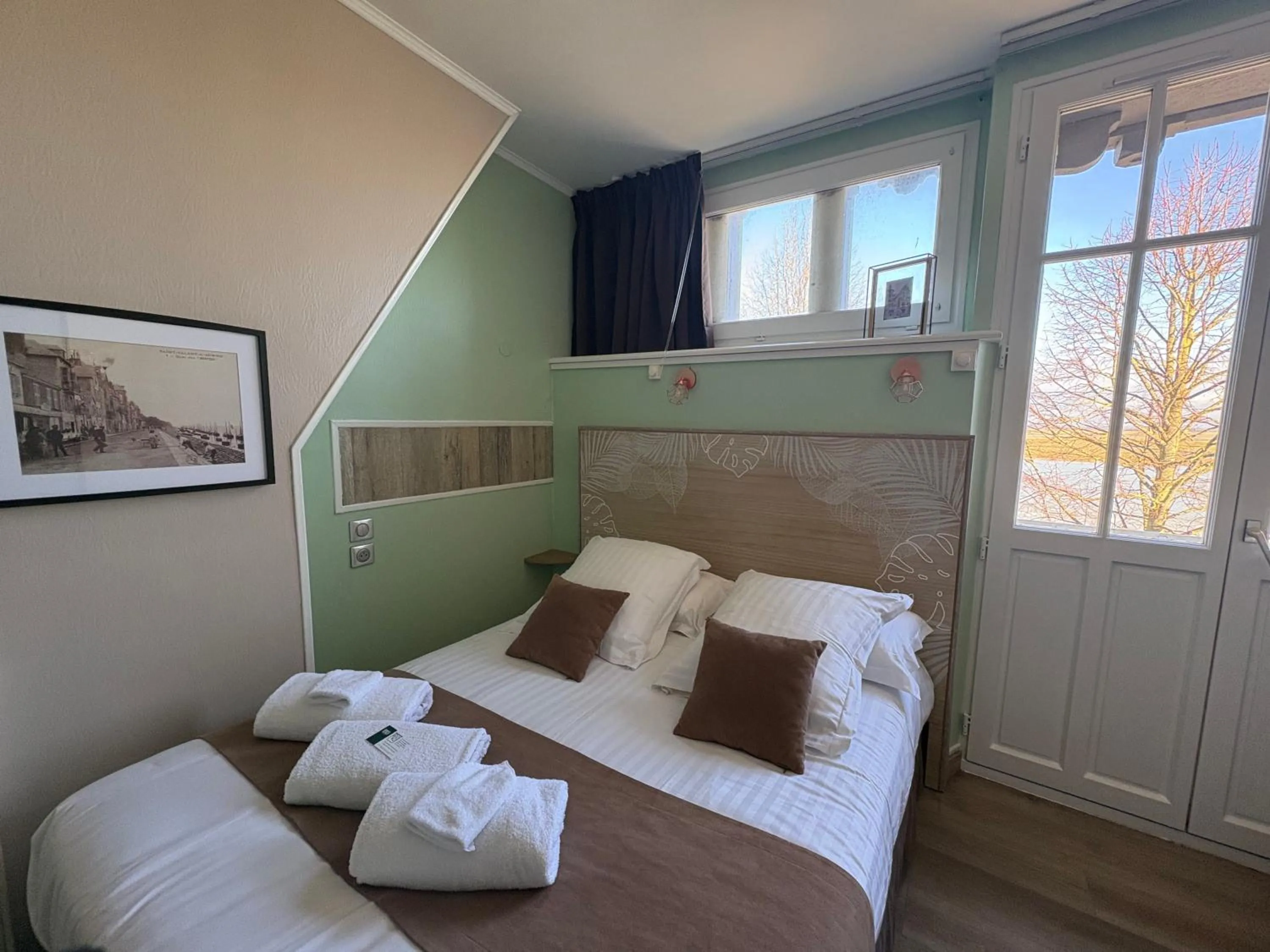 Bed in Logis Hôtel- Restaurant Le Relais Guillaume de Normandy-PARKING GRATUIT-Bornes électriques-VUE BAIE TERRASSE-Calme