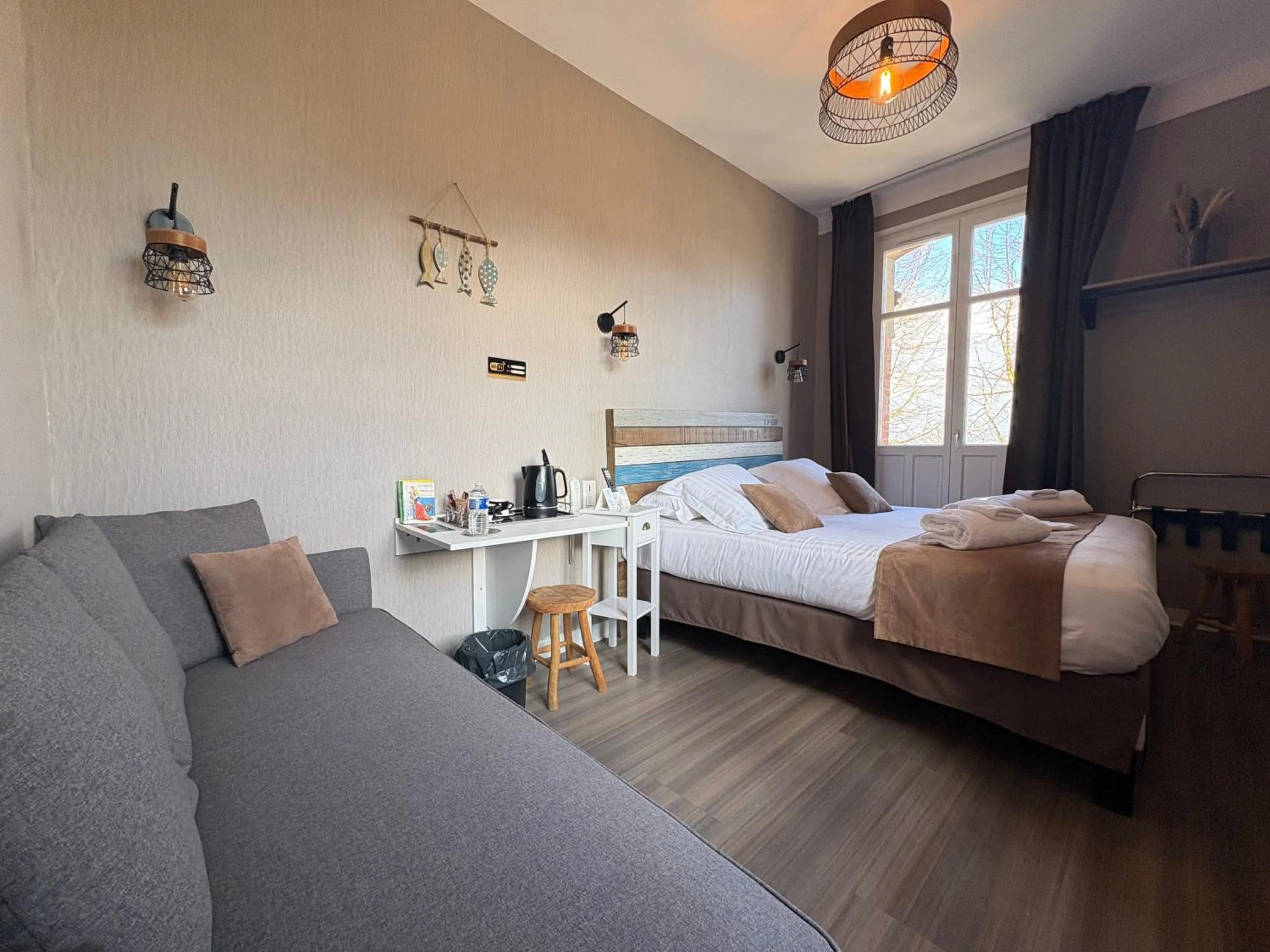 Bed in Logis Hôtel- Restaurant Le Relais Guillaume de Normandy-PARKING GRATUIT-Bornes électriques-VUE BAIE TERRASSE-Calme