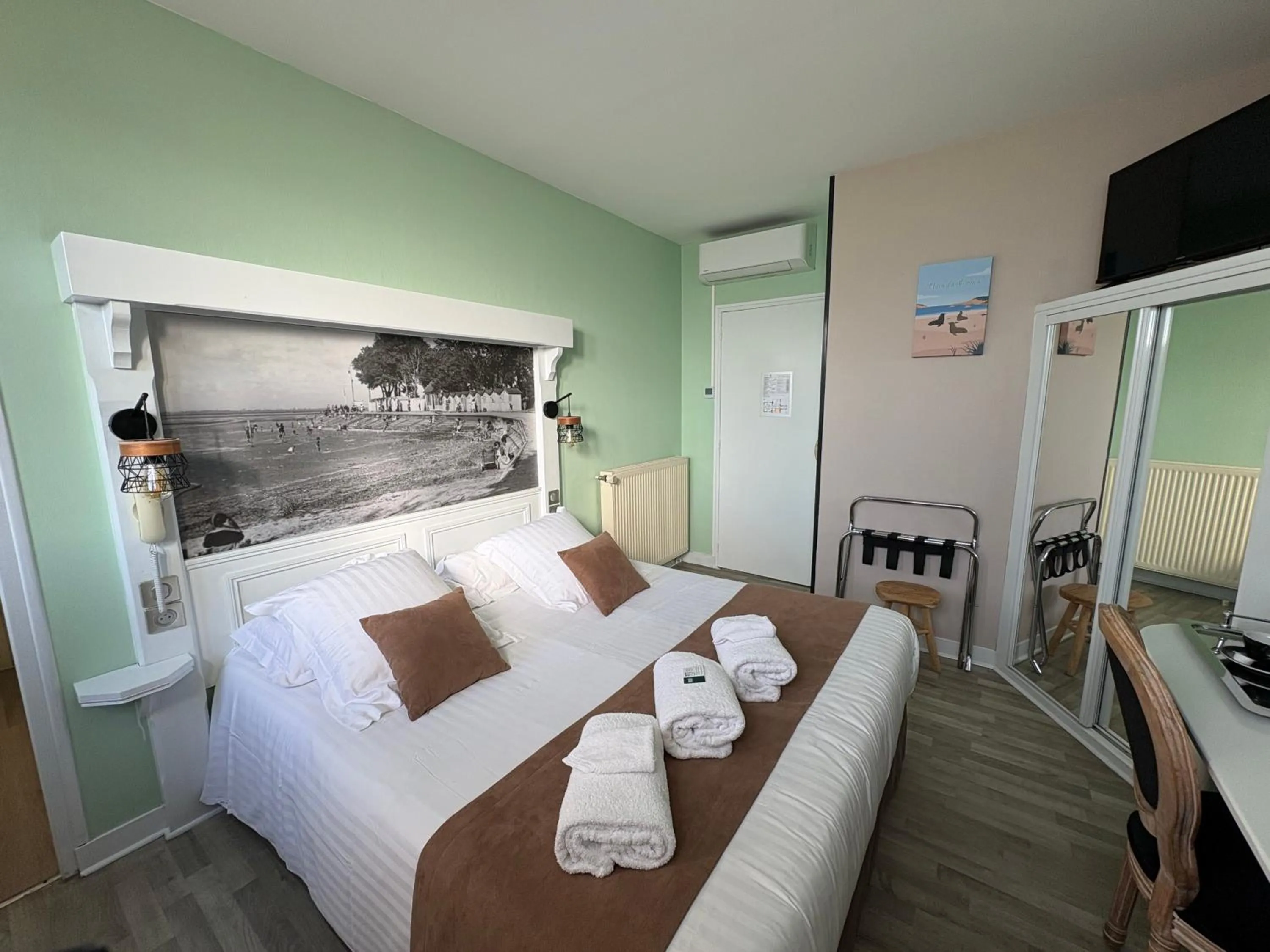 Bed in Logis Hôtel- Restaurant Le Relais Guillaume de Normandy-PARKING GRATUIT-Bornes électriques-VUE BAIE TERRASSE-Calme