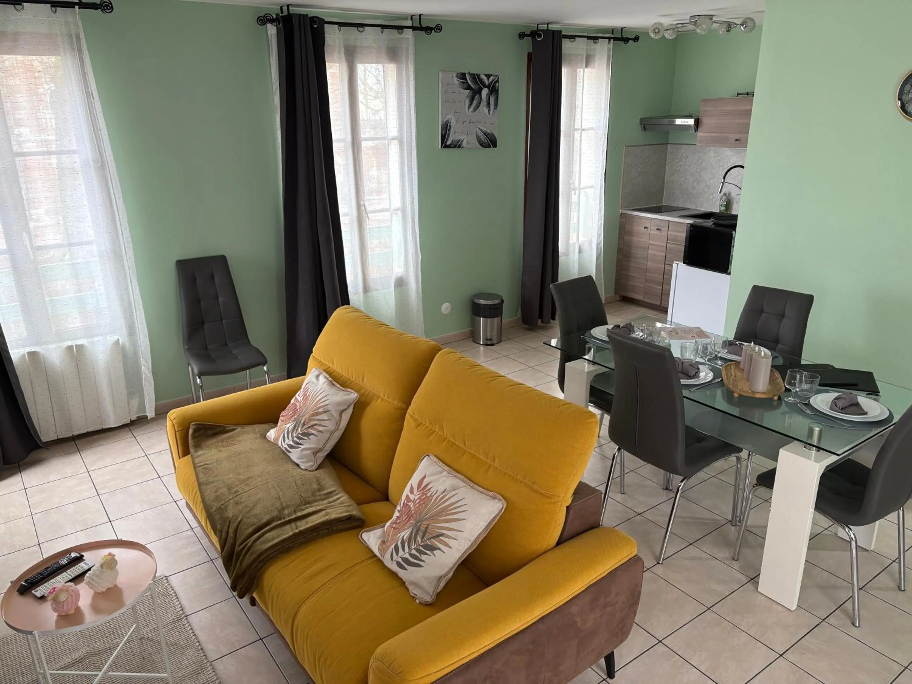 Logis Hôtel- Restaurant Le Relais Guillaume de Normandy-PARKING GRATUIT-Bornes électriques-VUE BAIE TERRASSE-Calme