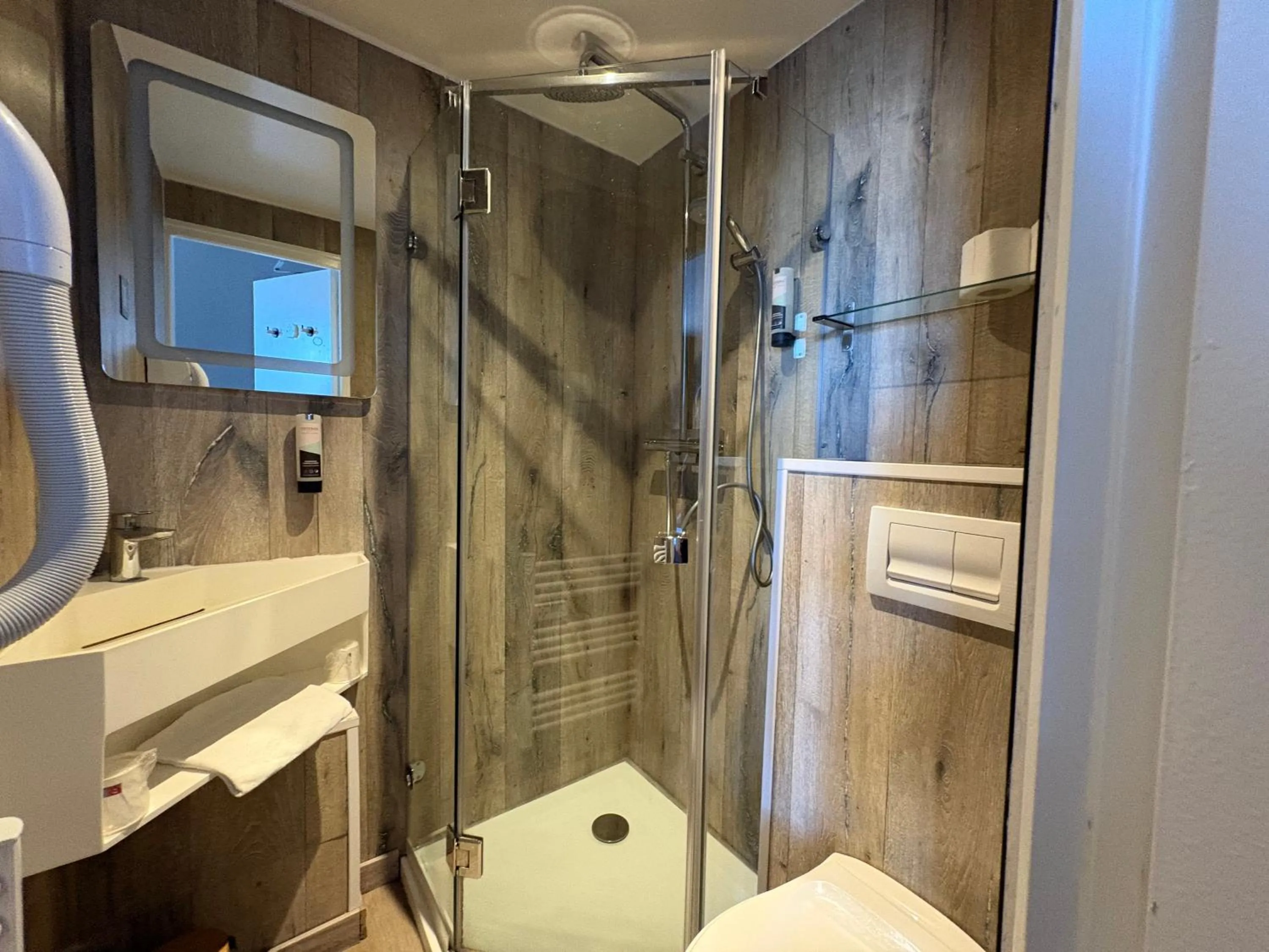 Logis Hôtel- Restaurant Le Relais Guillaume de Normandy-PARKING GRATUIT-Bornes électriques-VUE BAIE TERRASSE-Calme