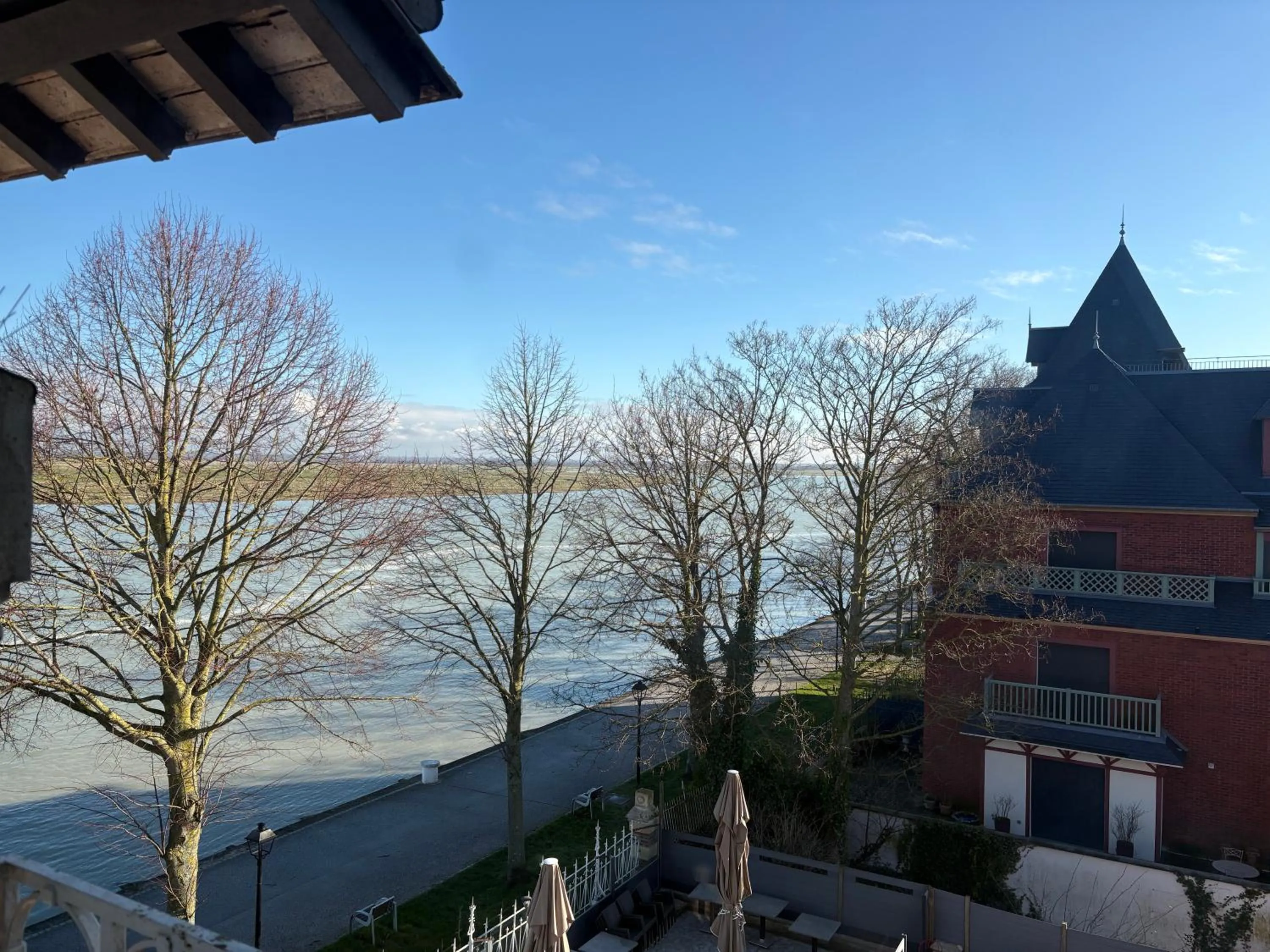 Logis Hôtel- Restaurant Le Relais Guillaume de Normandy-PARKING GRATUIT-Bornes électriques-VUE BAIE TERRASSE-Calme