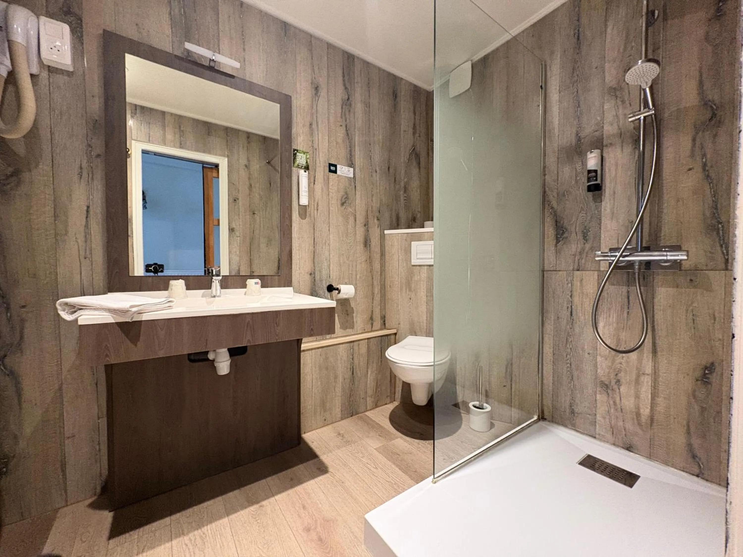 Logis Hôtel- Restaurant Le Relais Guillaume de Normandy-PARKING GRATUIT-Bornes électriques-VUE BAIE TERRASSE-Calme