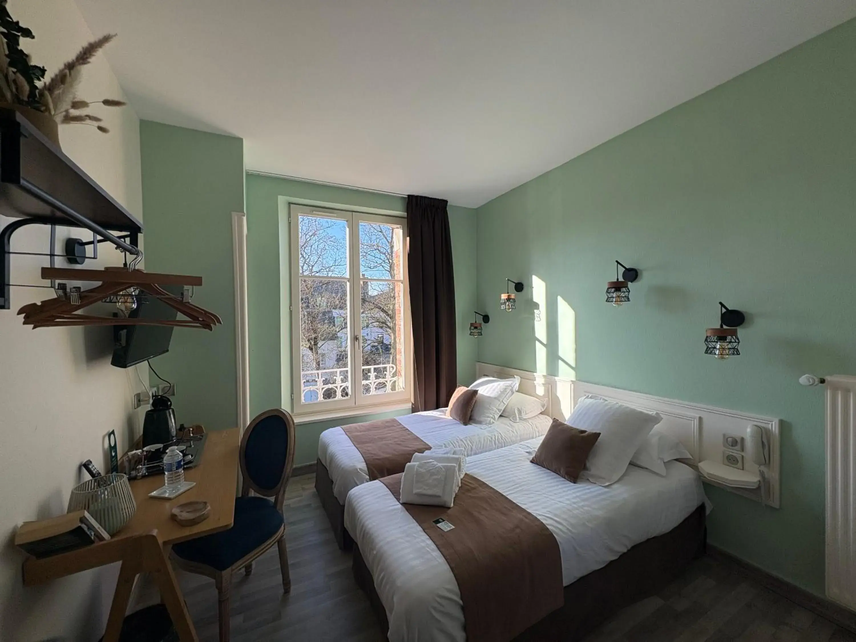 Twin Room with Garden View in Logis Hôtel- Restaurant Le Relais Guillaume de Normandy-PARKING GRATUIT-Bornes électriques-VUE BAIE TERRASSE-Calme Twin Room with Garden View in Logis Hôtel- Restaurant Le Relais Guillaume de Normandy-PARKING GRATUIT-Bornes électriques-VUE BAIE TERRASSE-Calme