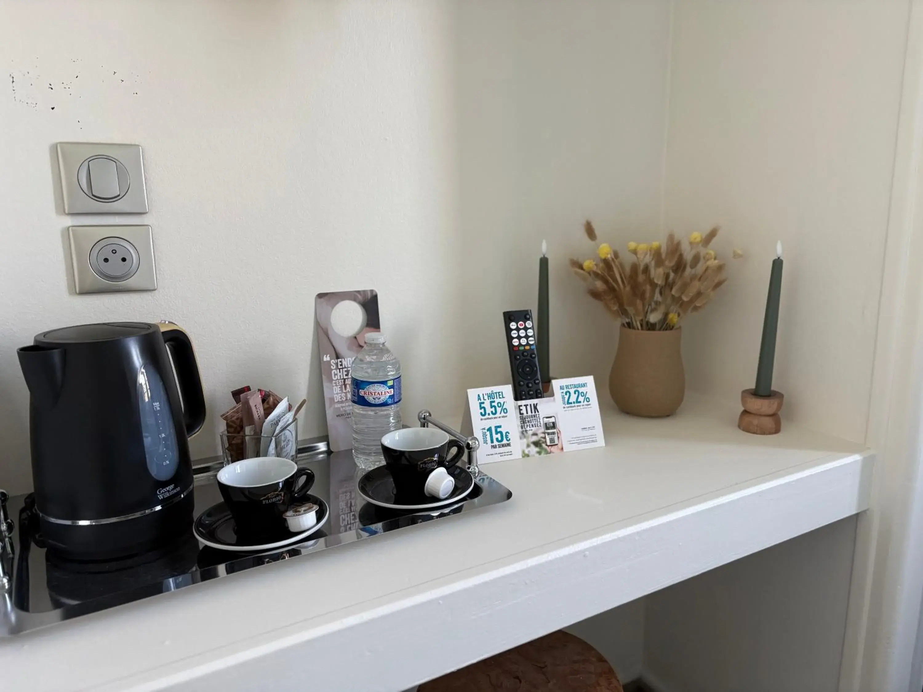 Small Double Room in Logis Hôtel- Restaurant Le Relais Guillaume de Normandy-PARKING GRATUIT-Bornes électriques-VUE BAIE TERRASSE-Calme Small Double Room in Logis Hôtel- Restaurant Le Relais Guillaume de Normandy-PARKING GRATUIT-Bornes électriques-VUE BAIE TERRASSE-Calme