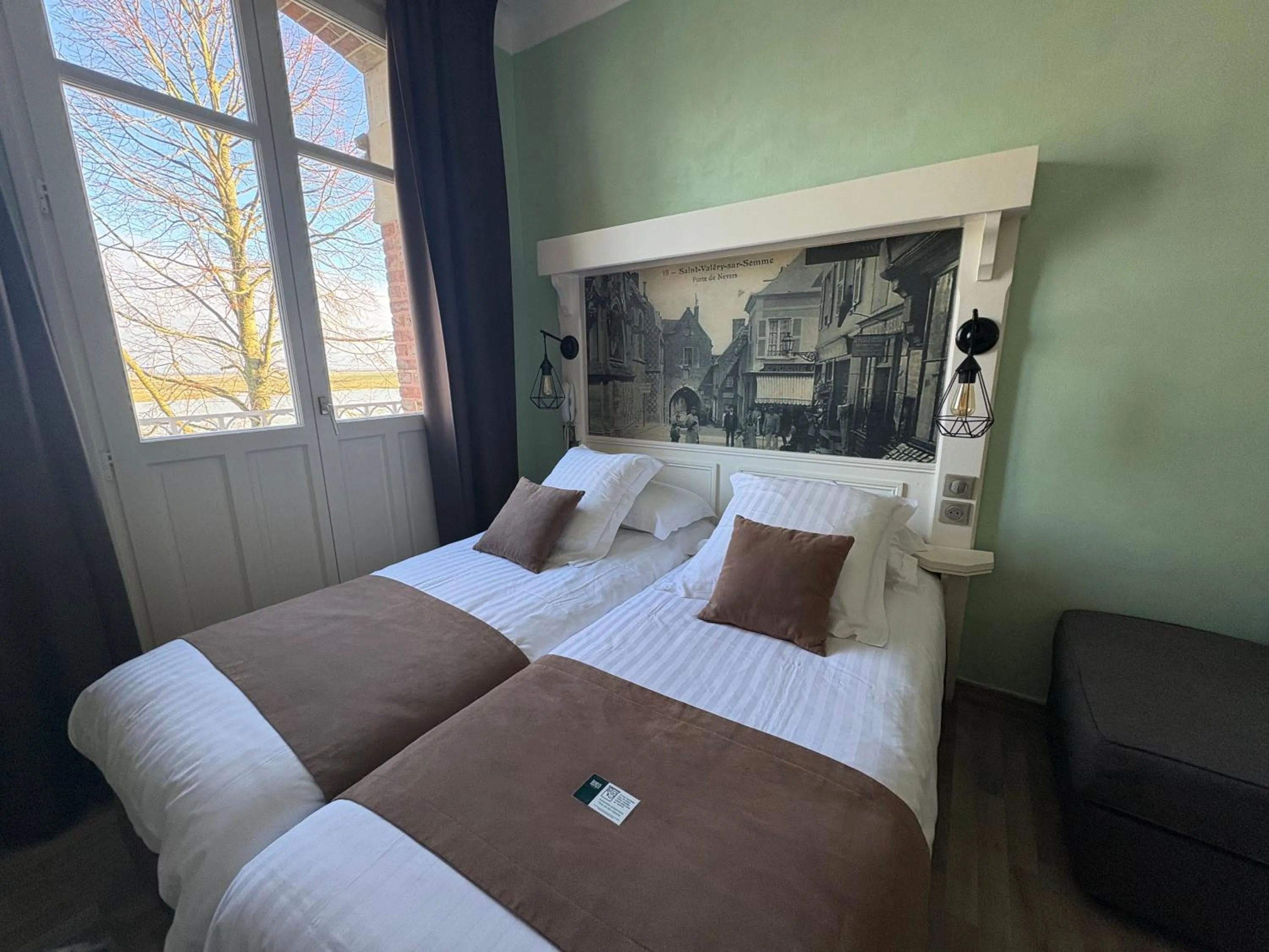 Bed in Logis Hôtel- Restaurant Le Relais Guillaume de Normandy-PARKING GRATUIT-Bornes électriques-VUE BAIE TERRASSE-Calme