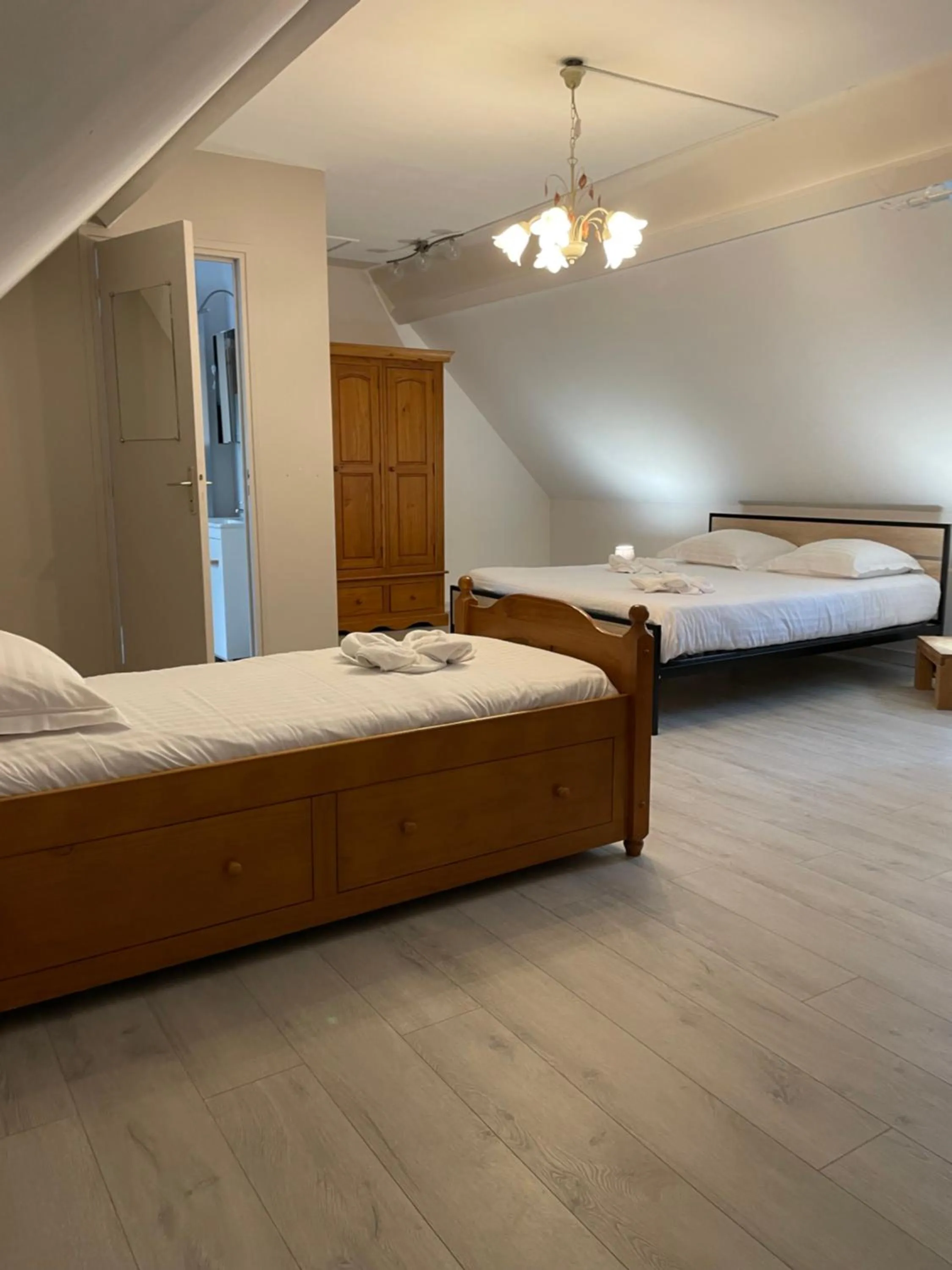 Bed in Logis Hôtel- Restaurant Le Relais Guillaume de Normandy