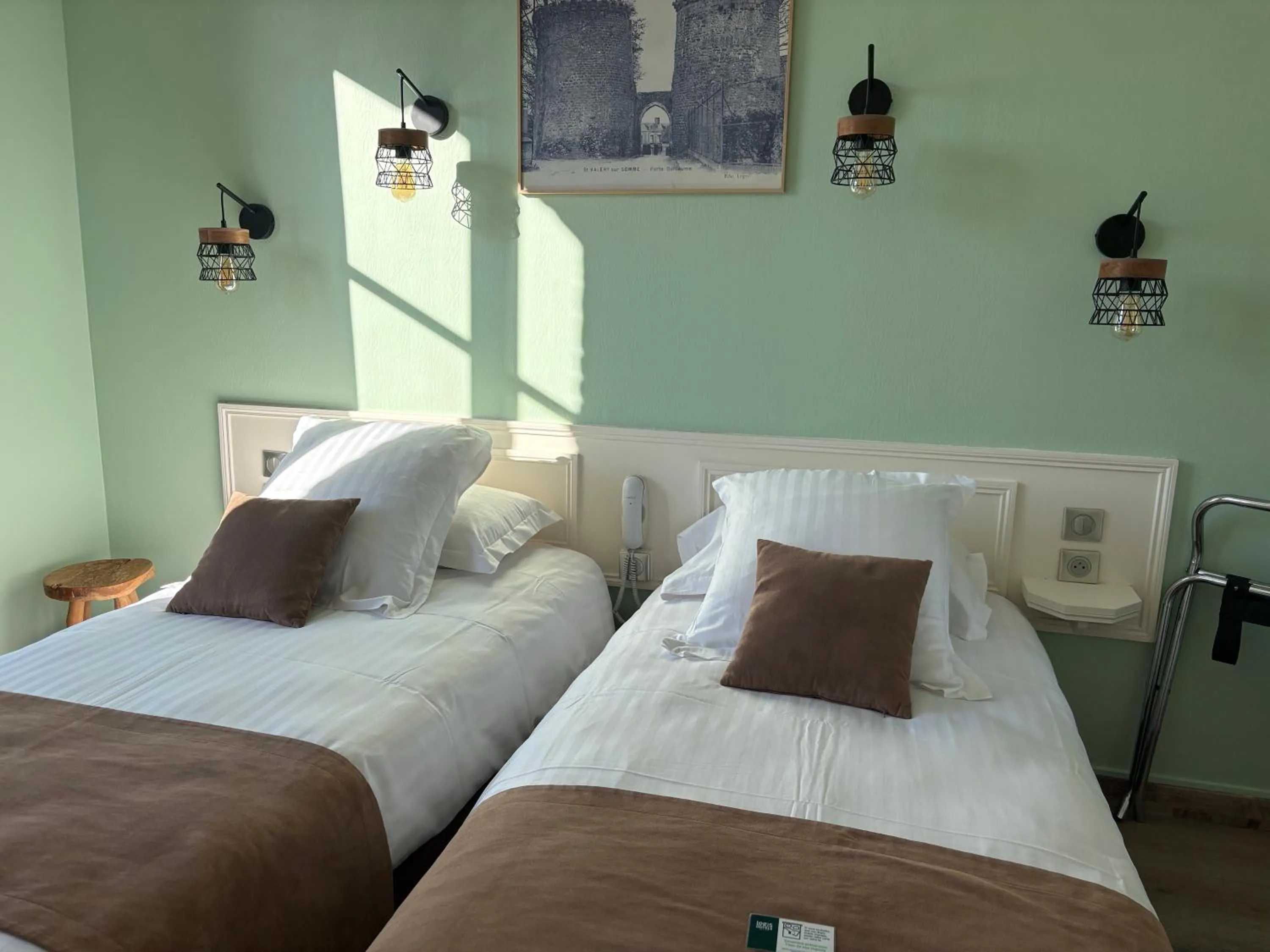 Bed in Logis Hôtel- Restaurant Le Relais Guillaume de Normandy-PARKING GRATUIT-Bornes électriques-VUE BAIE TERRASSE-Calme