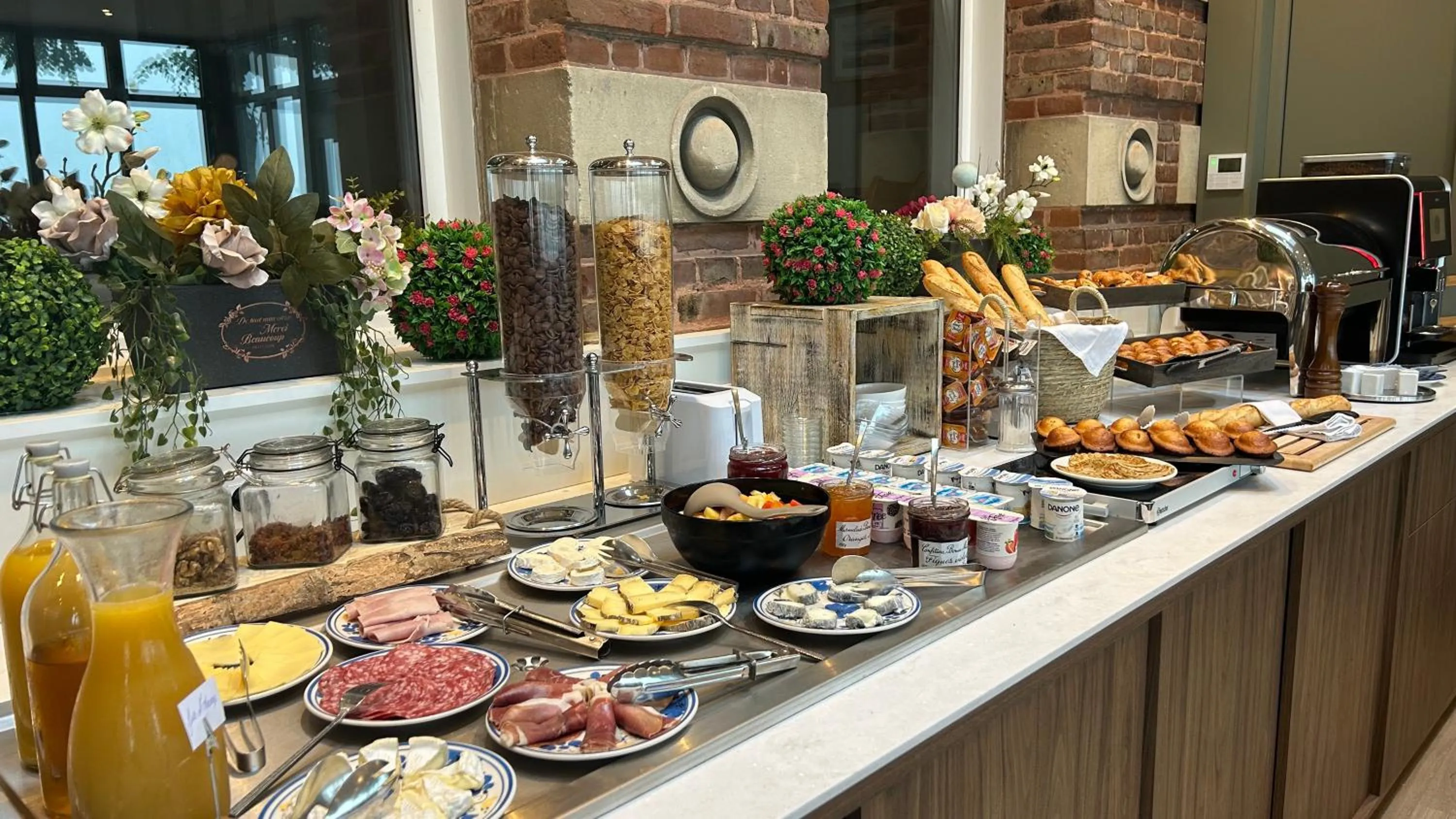 Breakfast in Logis Hôtel- Restaurant Le Relais Guillaume de Normandy