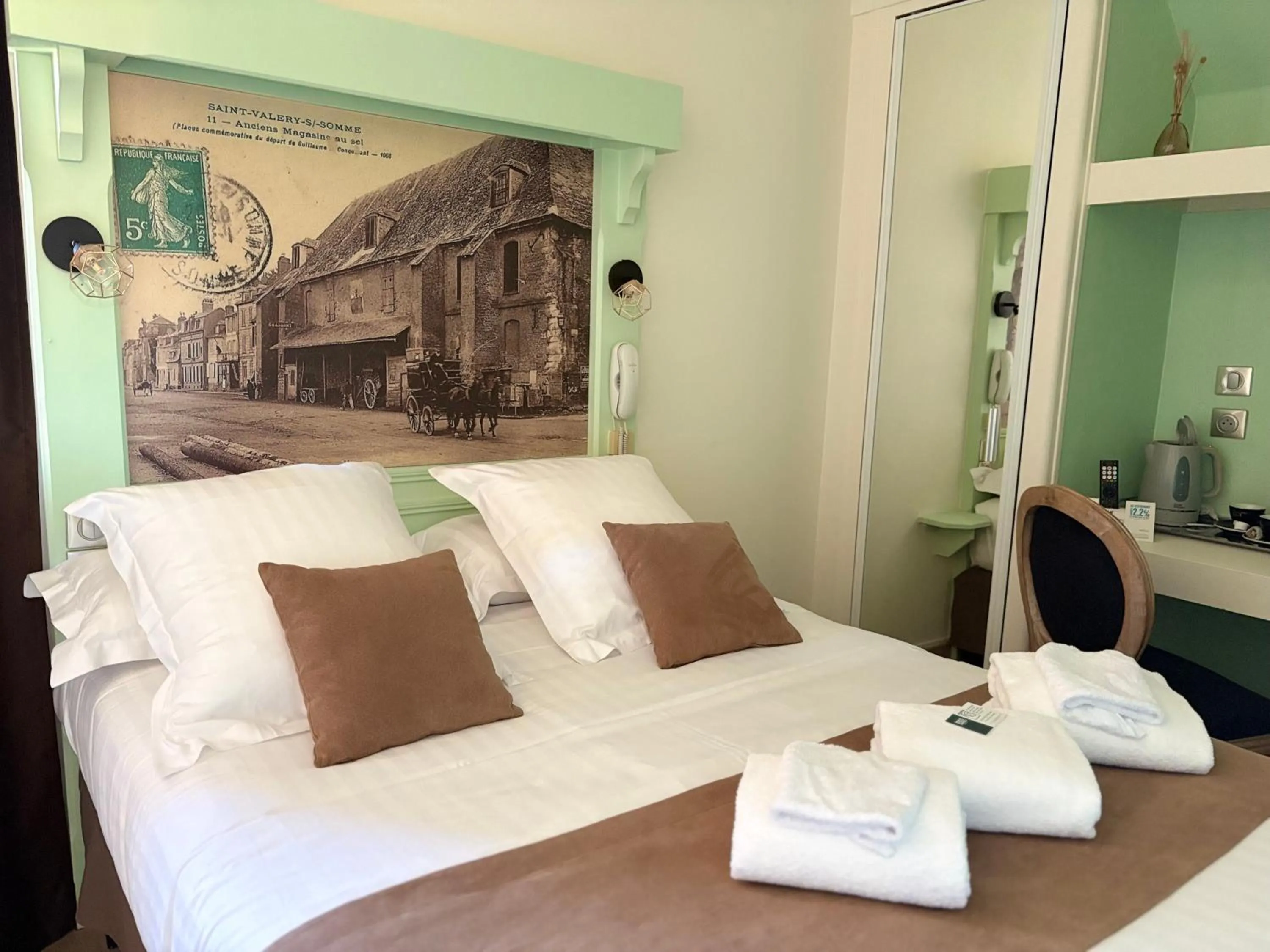 Bed in Logis Hôtel- Restaurant Le Relais Guillaume de Normandy-PARKING GRATUIT-Bornes électriques-VUE BAIE TERRASSE-Calme