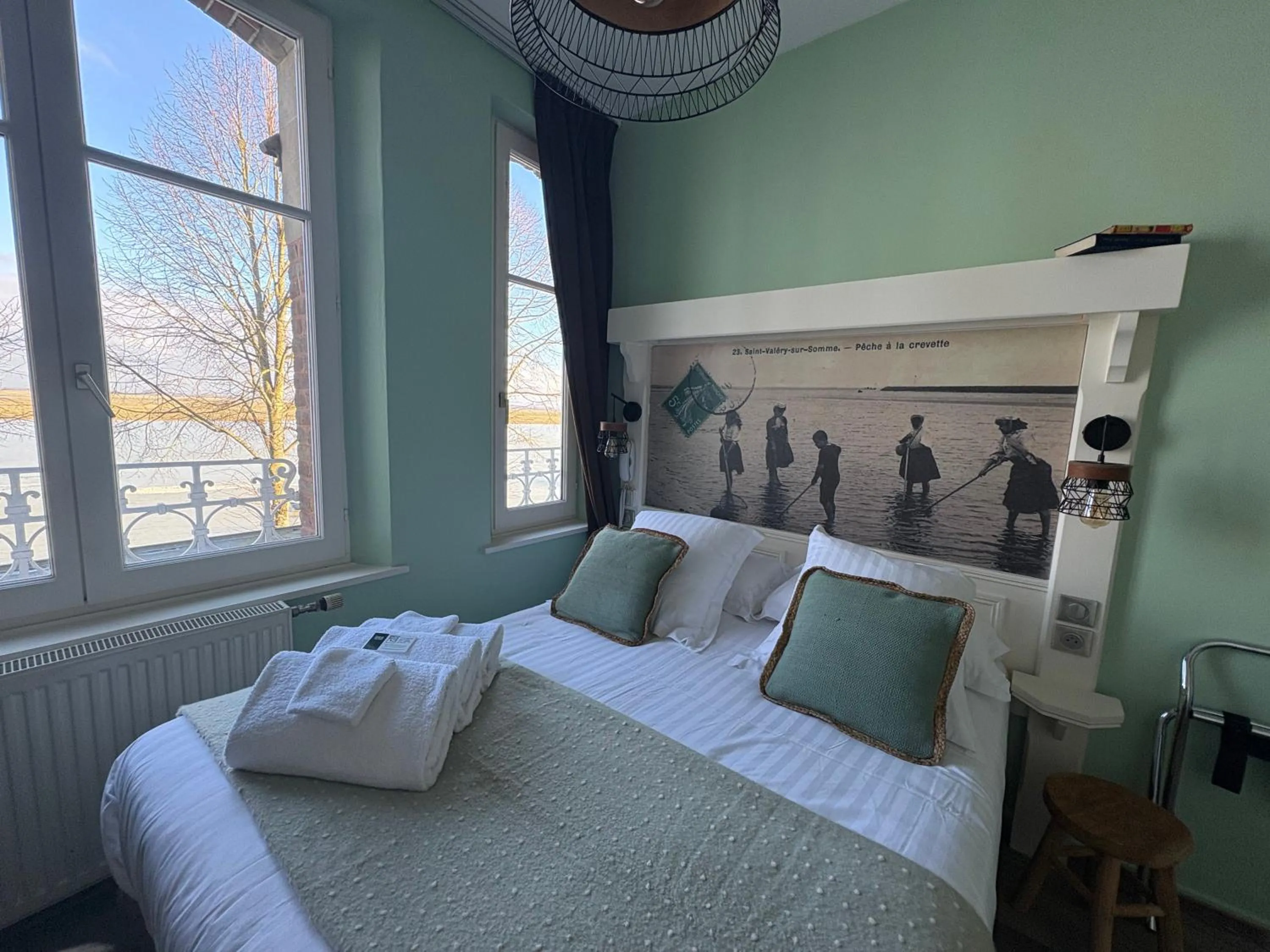 Bed in Logis Hôtel- Restaurant Le Relais Guillaume de Normandy-PARKING GRATUIT-Bornes électriques-VUE BAIE TERRASSE-Calme