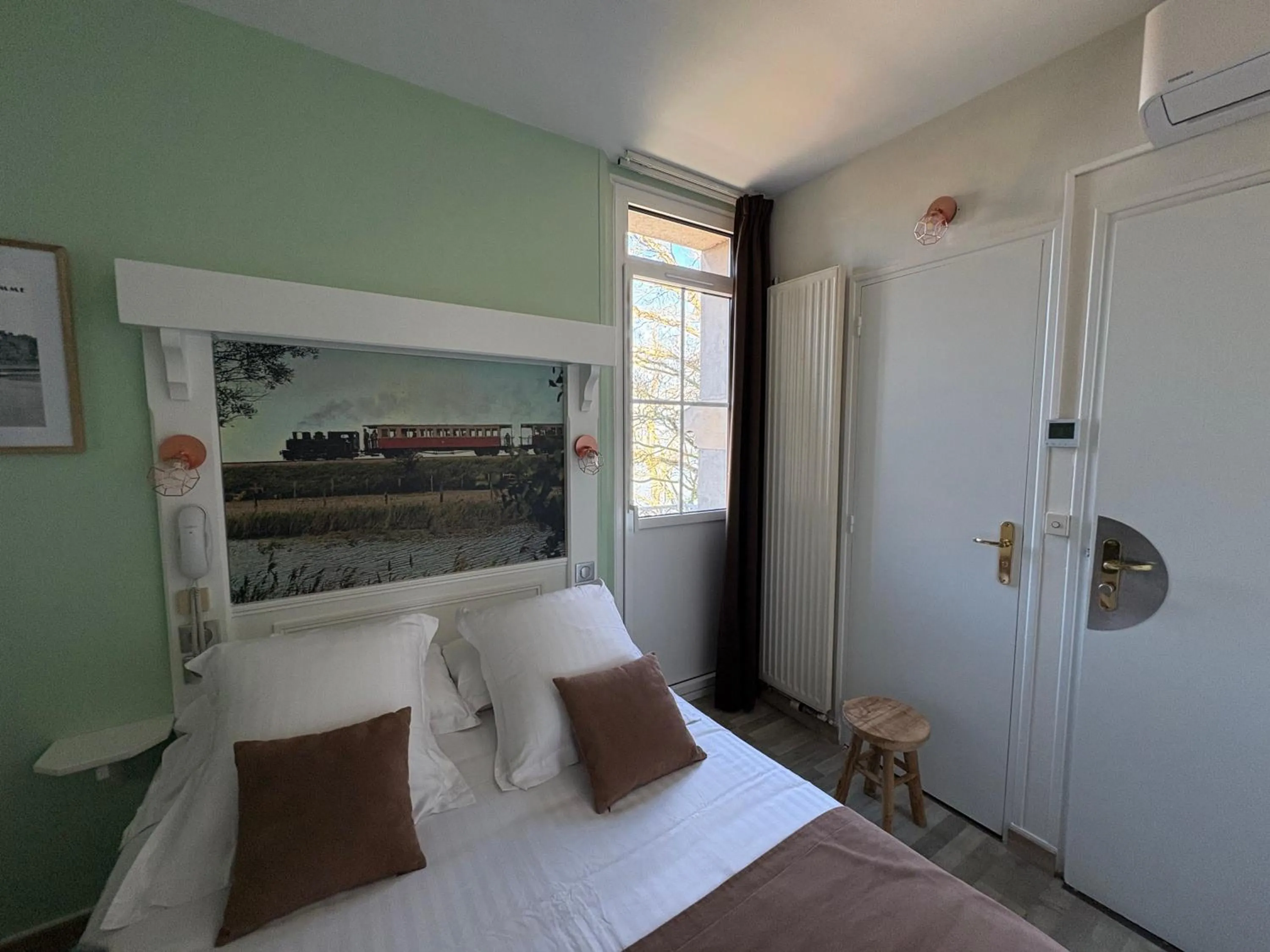 Bed in Logis Hôtel- Restaurant Le Relais Guillaume de Normandy-PARKING GRATUIT-Bornes électriques-VUE BAIE TERRASSE-Calme