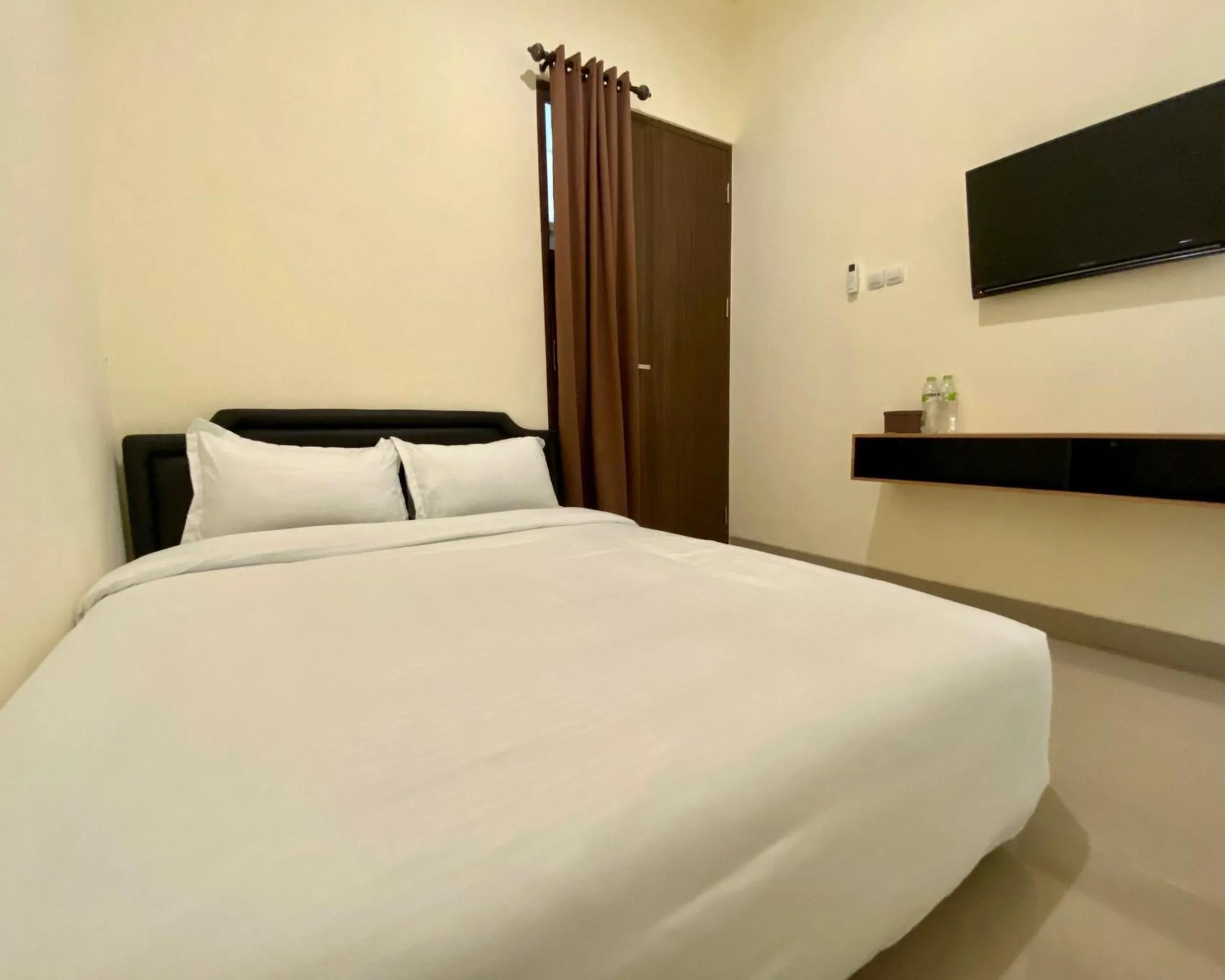 Photo of the whole room, Bed in RedDoorz at Arkana Seturan Pakuwon Mall