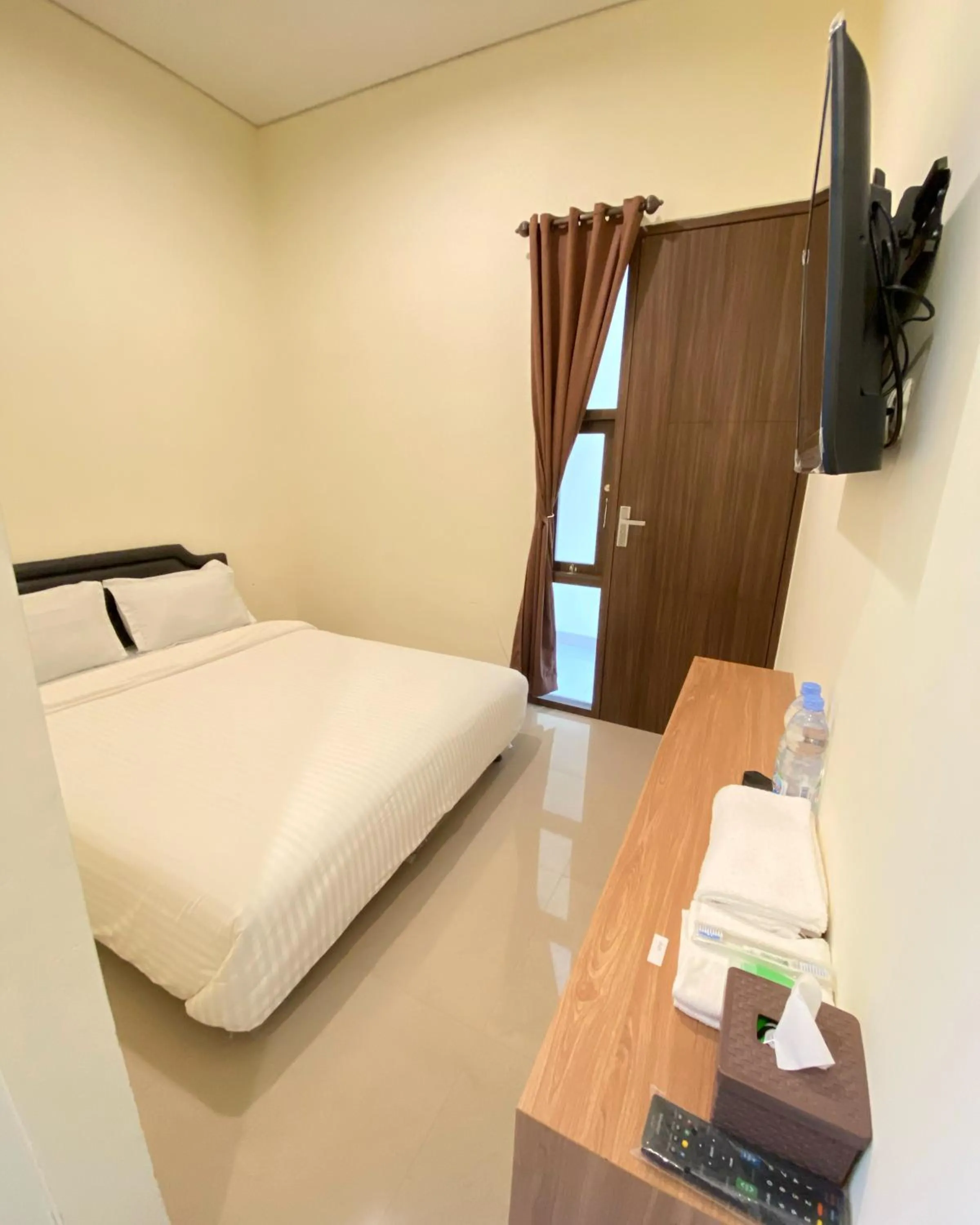 Bedroom, Bed in RedDoorz at Arkana Seturan Pakuwon Mall