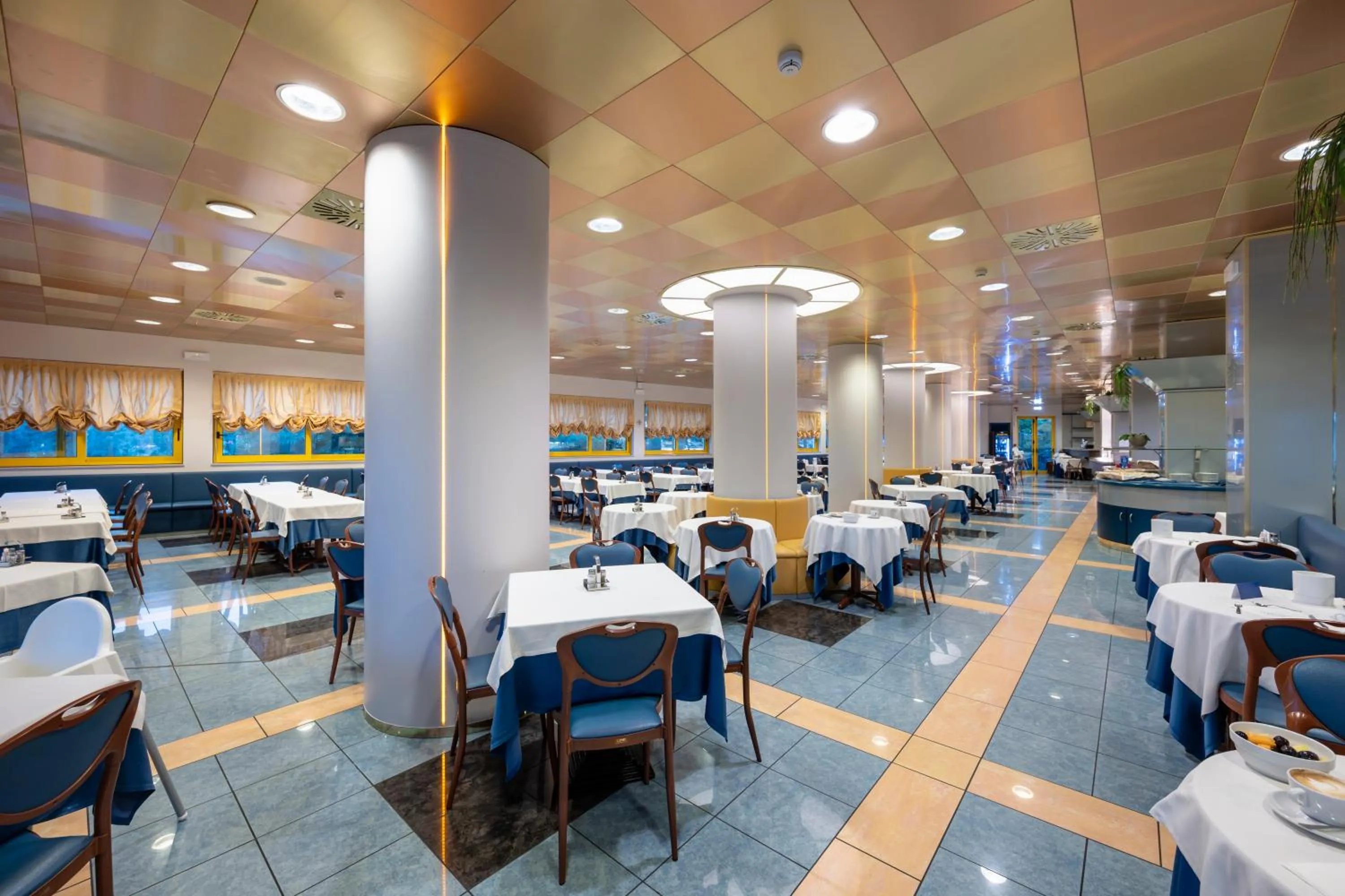 Restaurant/places to eat in Hotel Luna