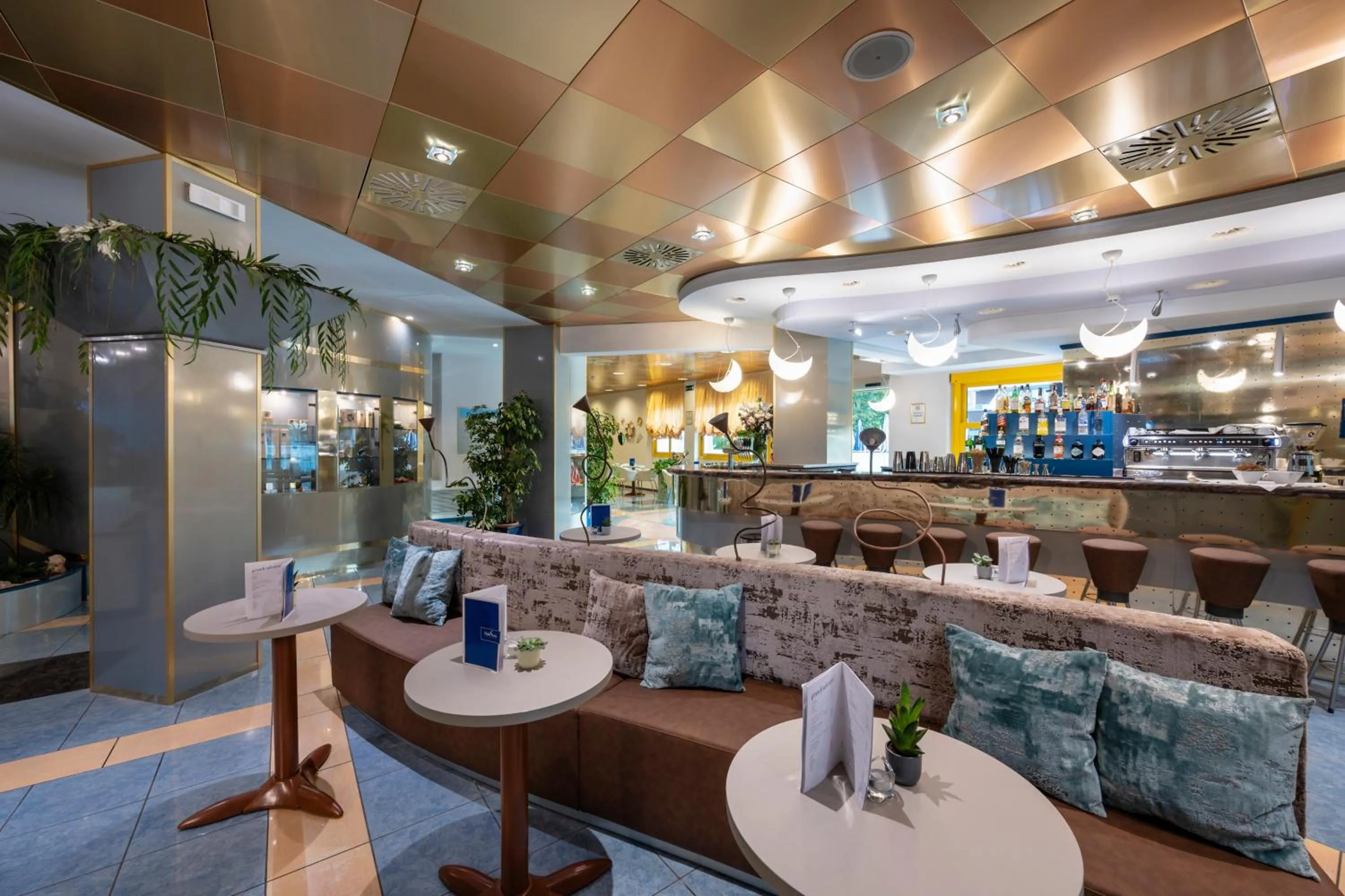 Restaurant/places to eat in Hotel Luna