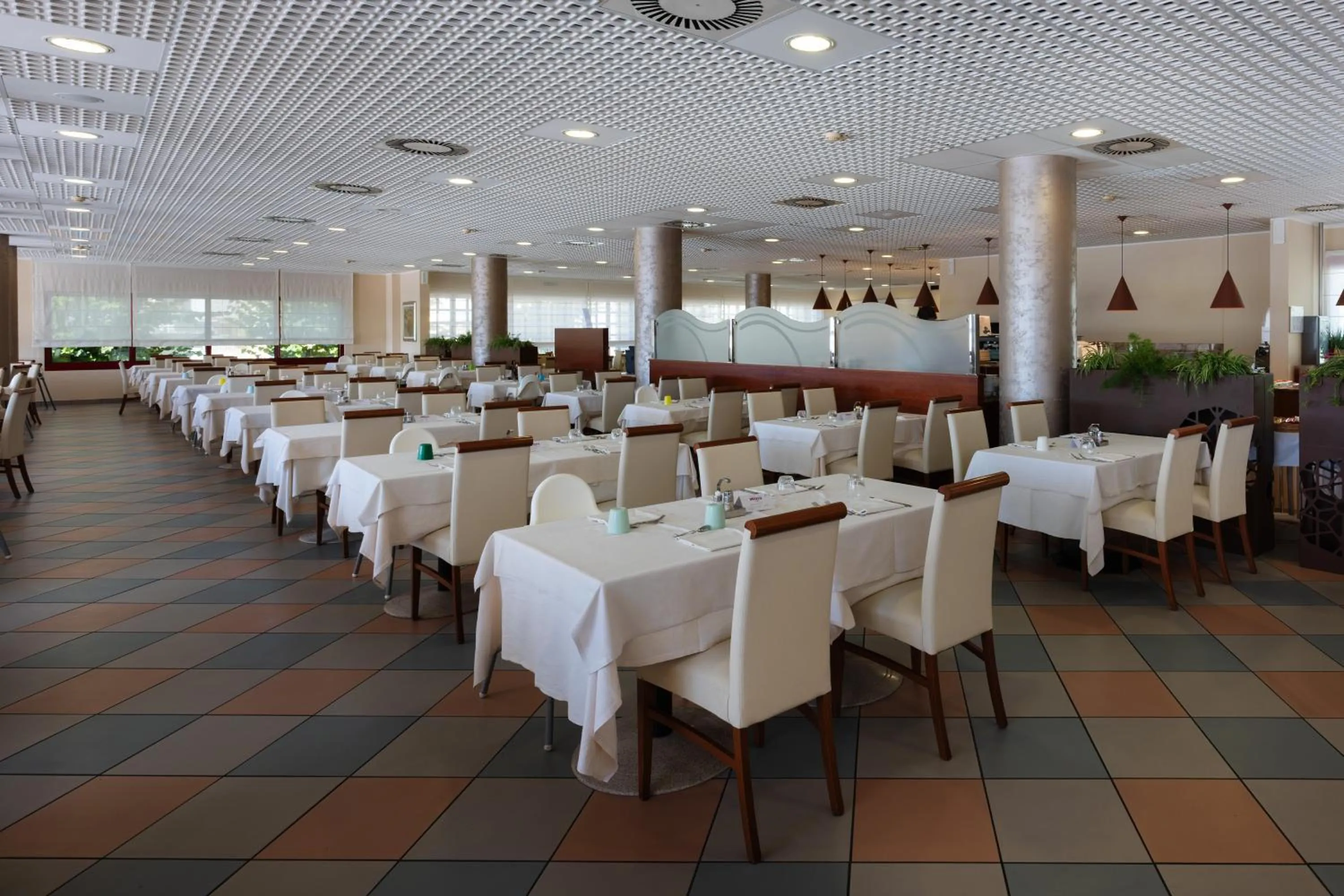 Restaurant/places to eat in Aparthotel Imperial
