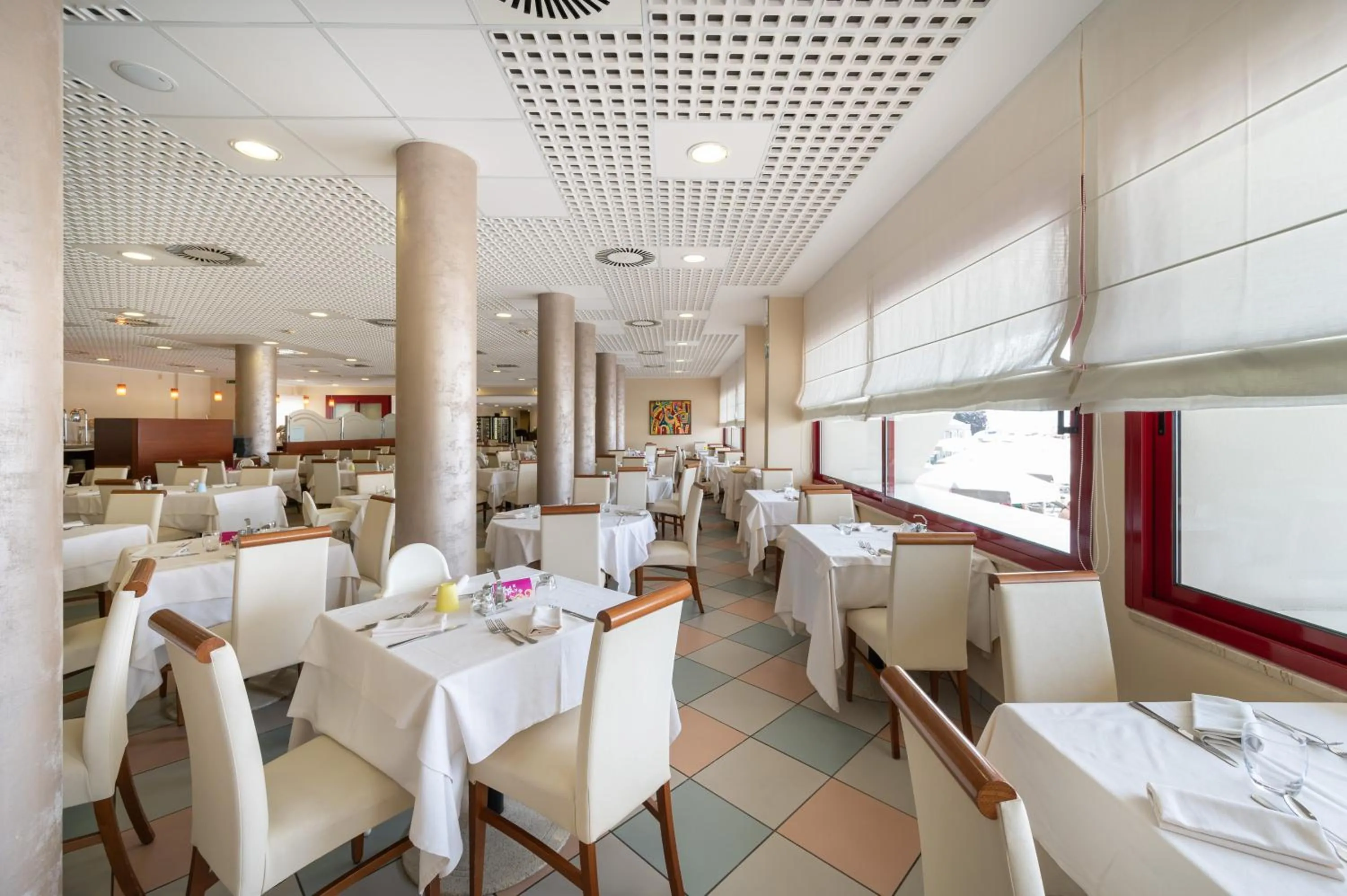 Restaurant/places to eat in Aparthotel Imperial