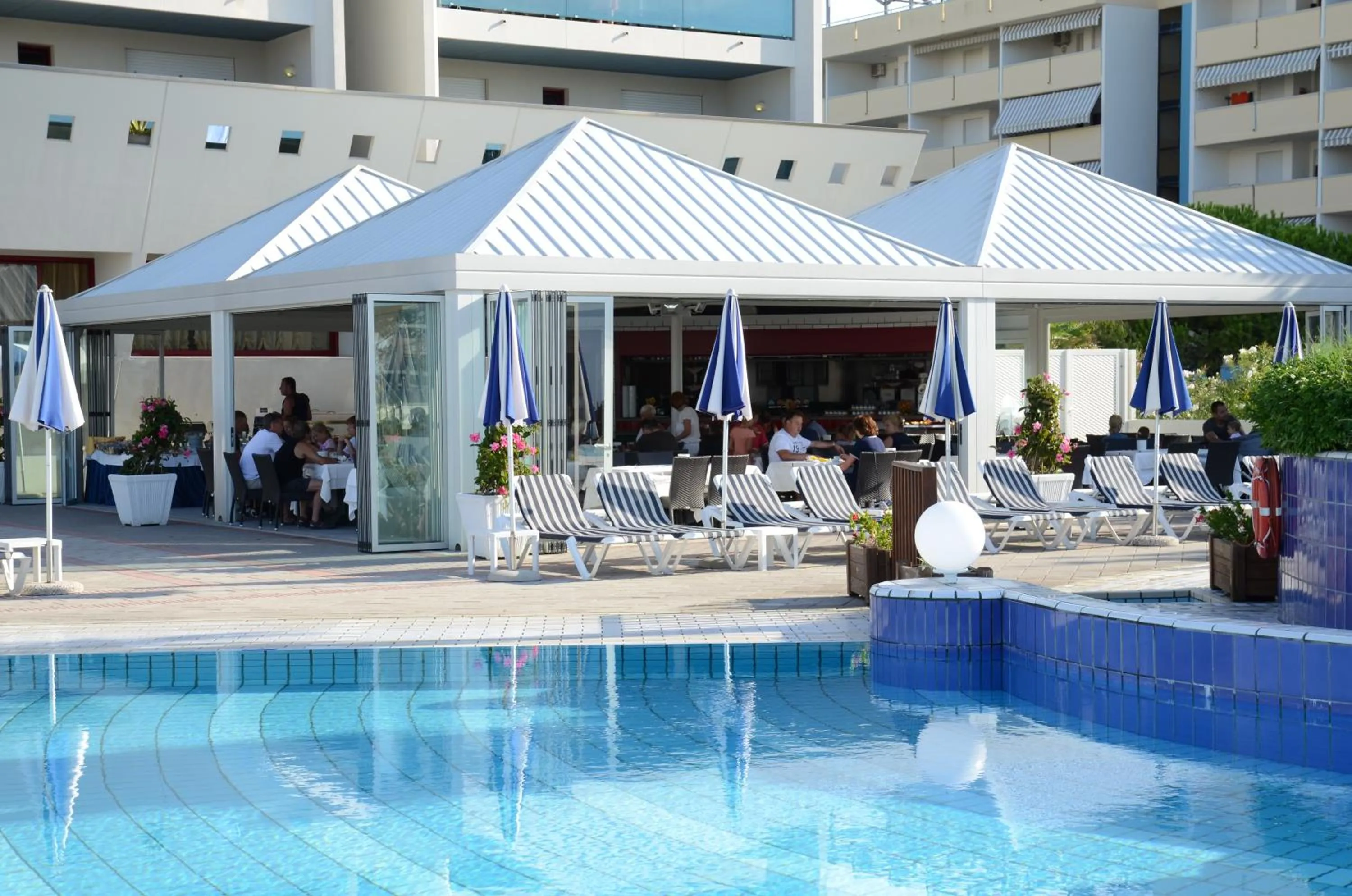 Restaurant/places to eat in Aparthotel Imperial