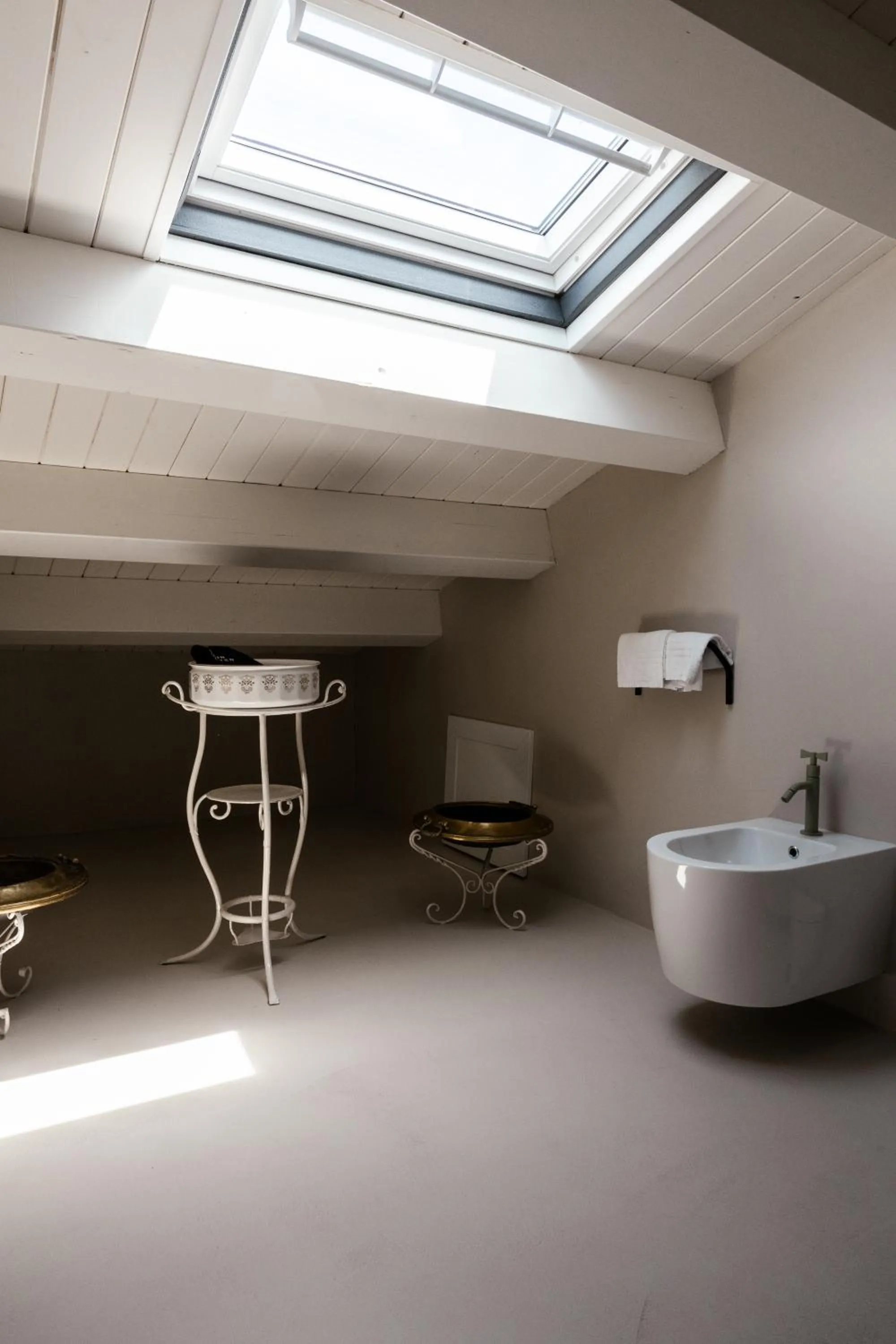 Bathroom in Bianko EcoChic