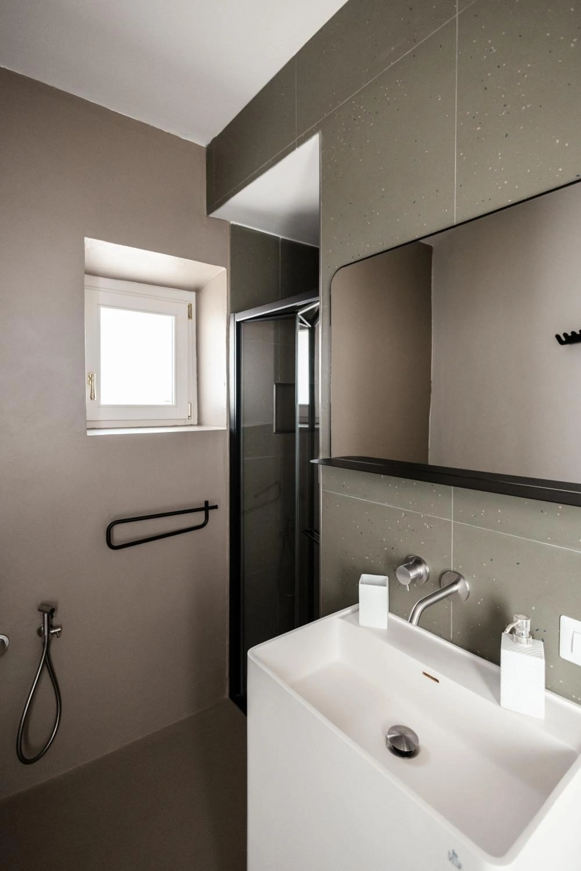 Shower in Bianko EcoChic