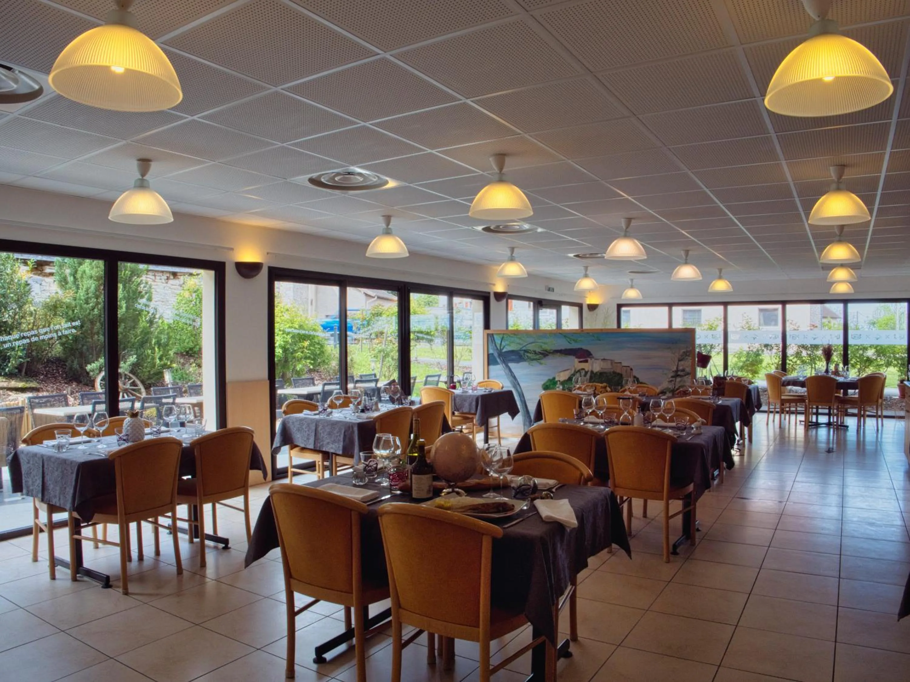 Restaurant/places to eat in Le Champ des Lys