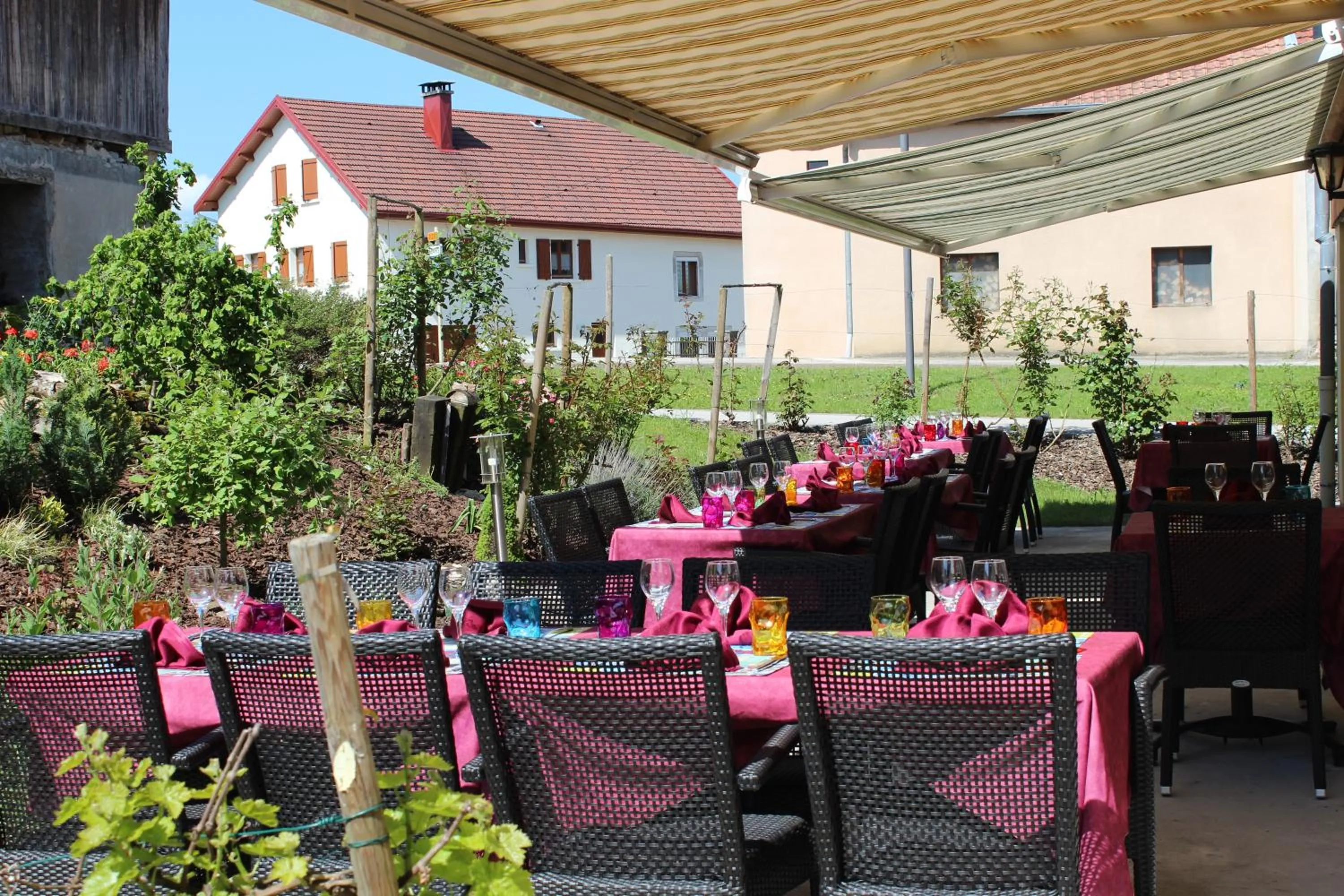 Restaurant/places to eat in Le Champ des Lys