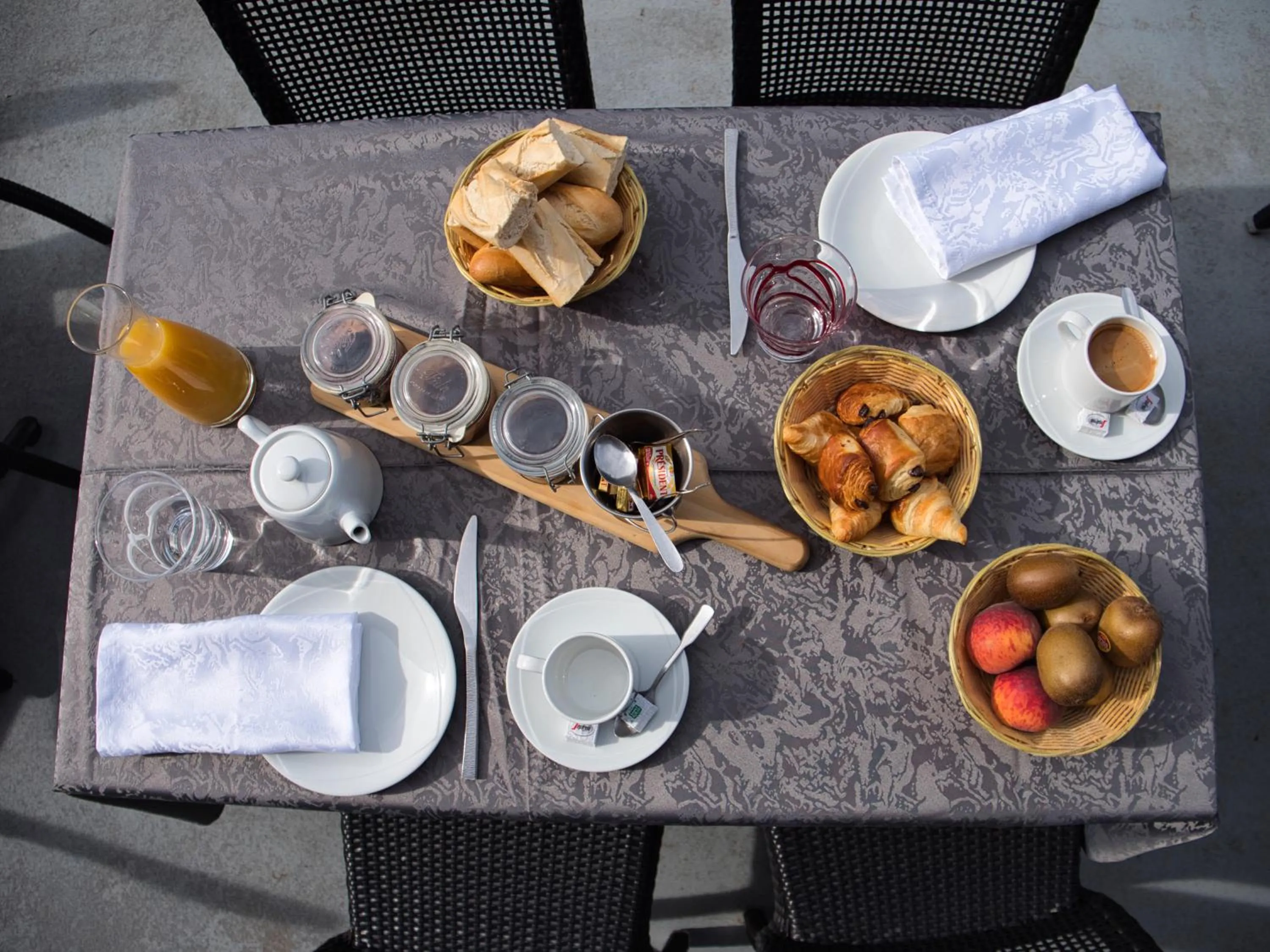 Breakfast in Le Champ des Lys