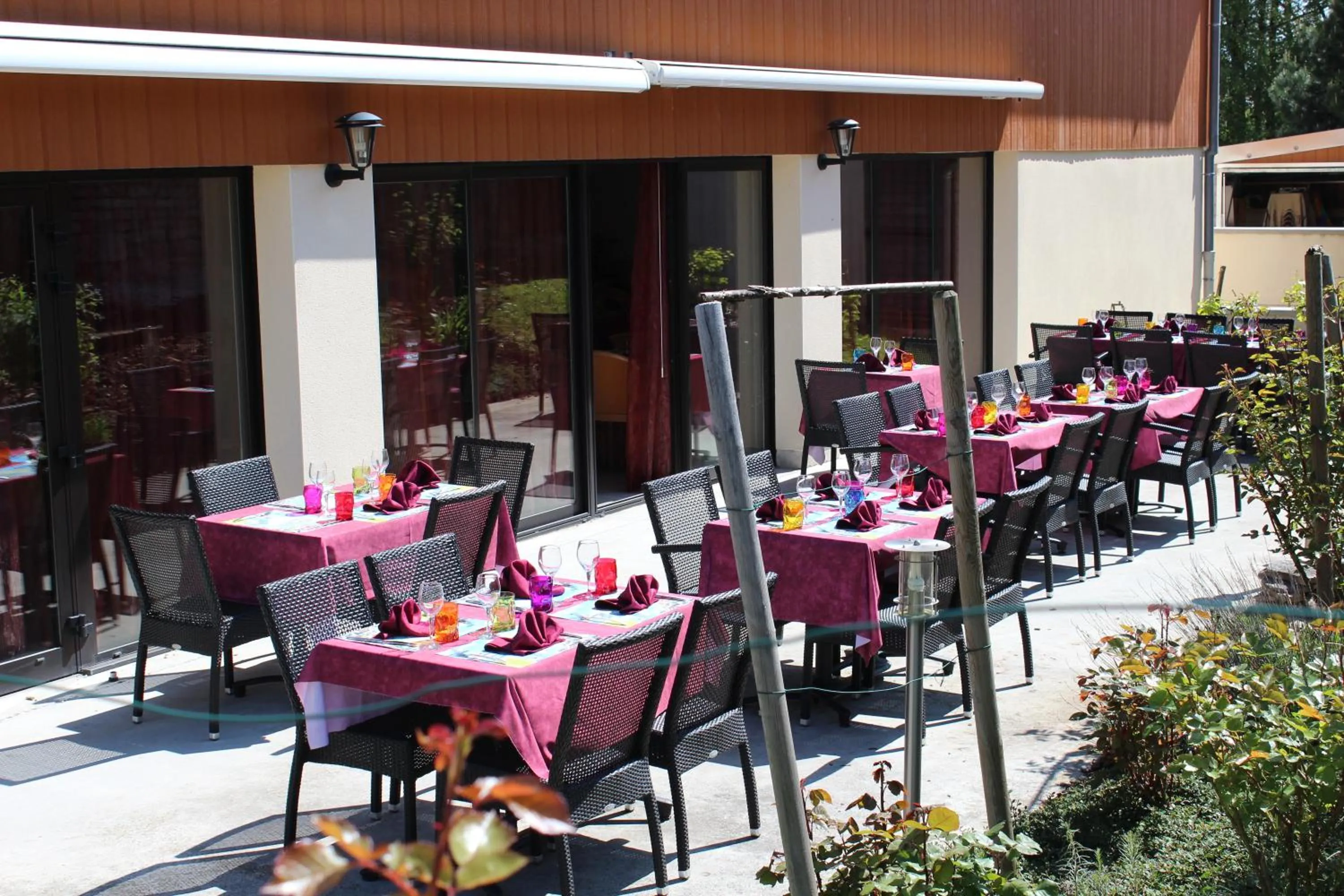 Restaurant/places to eat in Le Champ des Lys