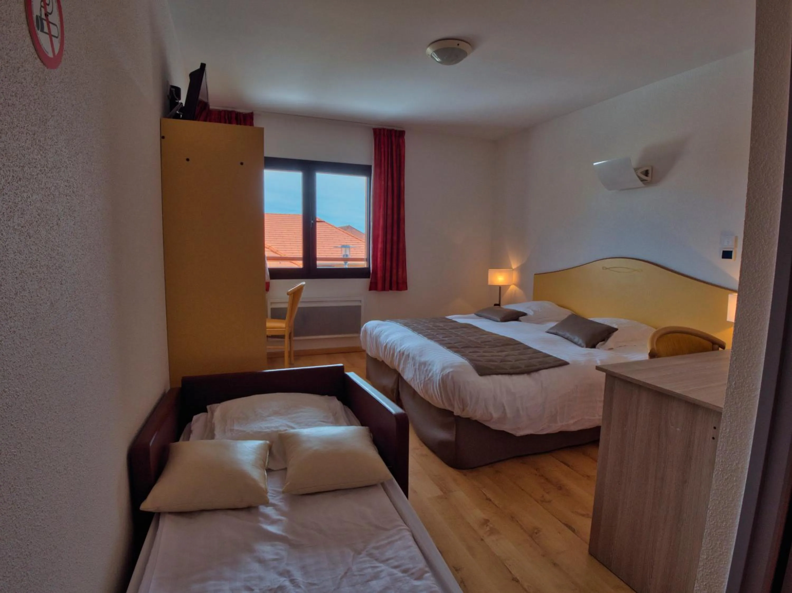 Property building, Bed in Le Champ des Lys