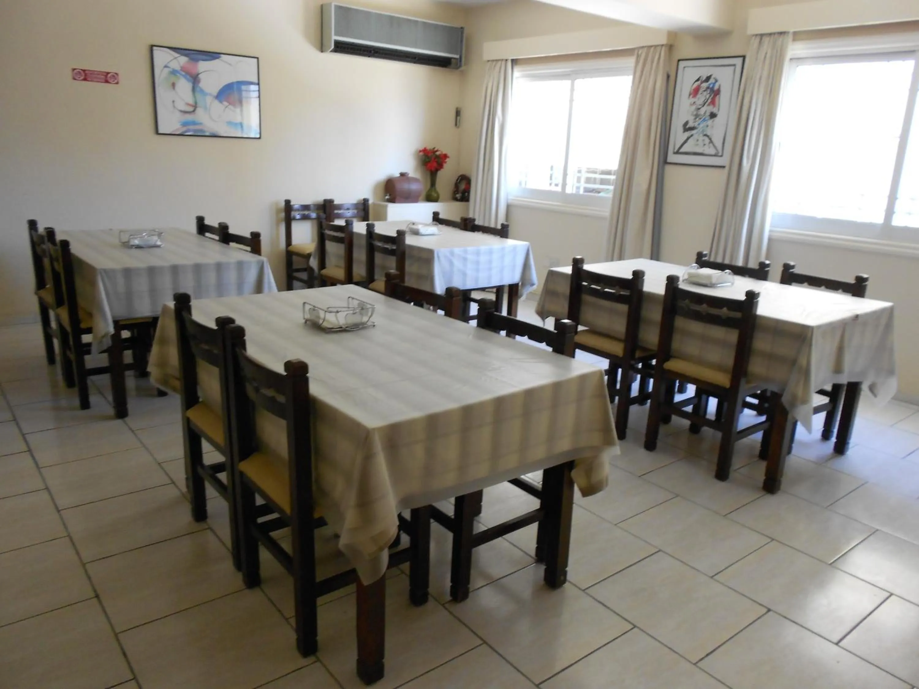 Restaurant/places to eat in Denis Hotel