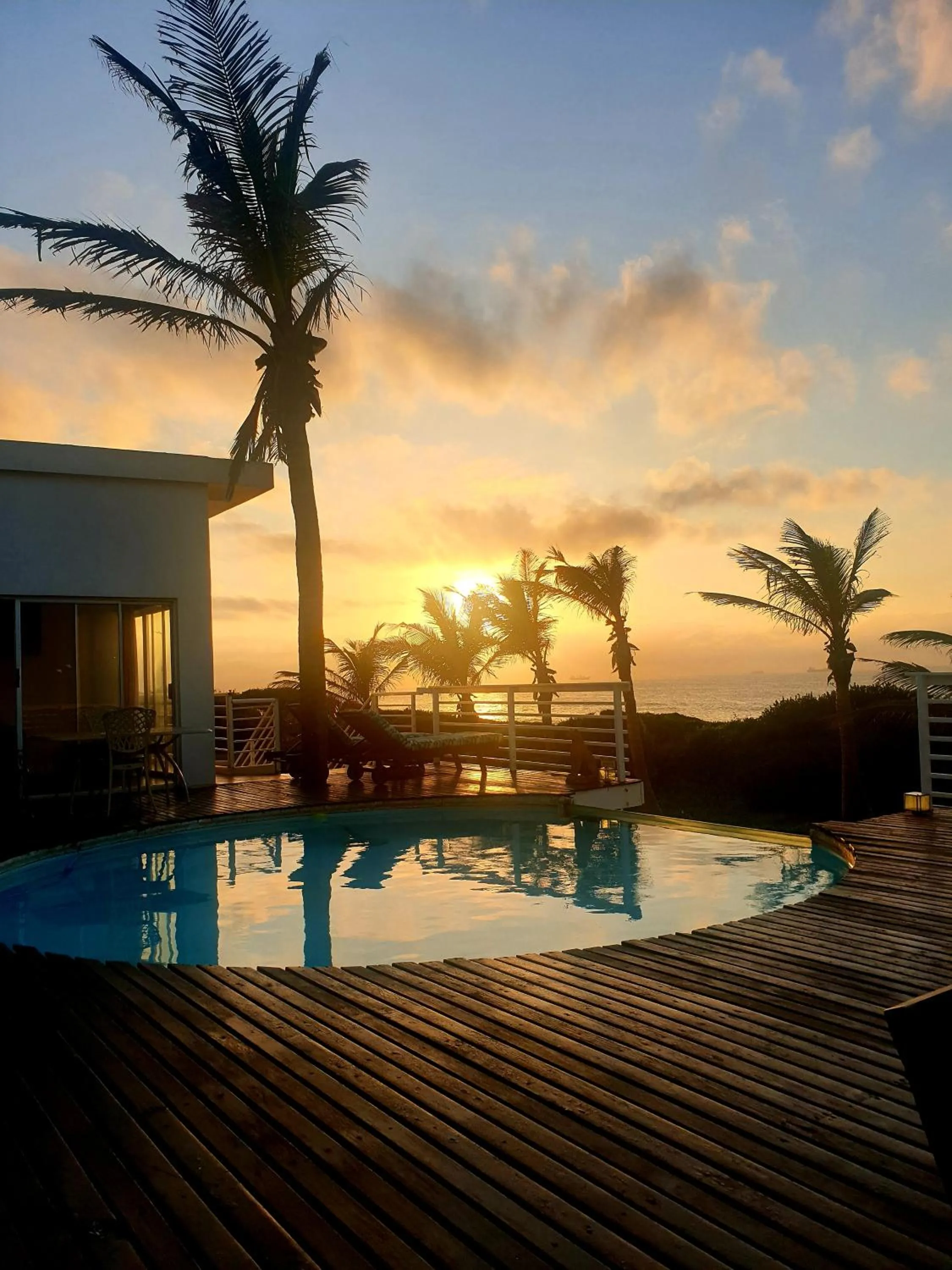 Swimming pool in Bentley on the Beach
