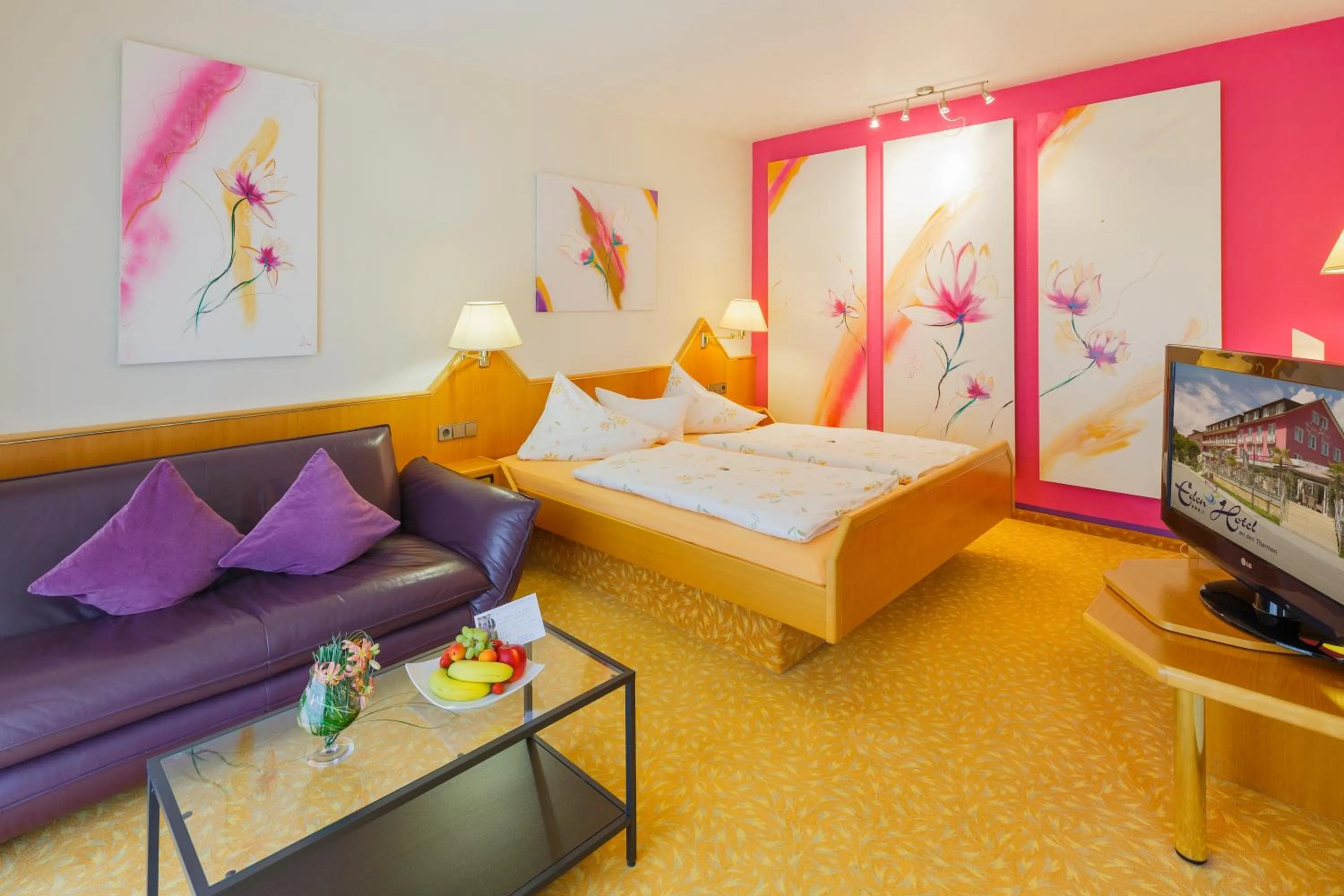 Living room, Bed in Eden Hotel