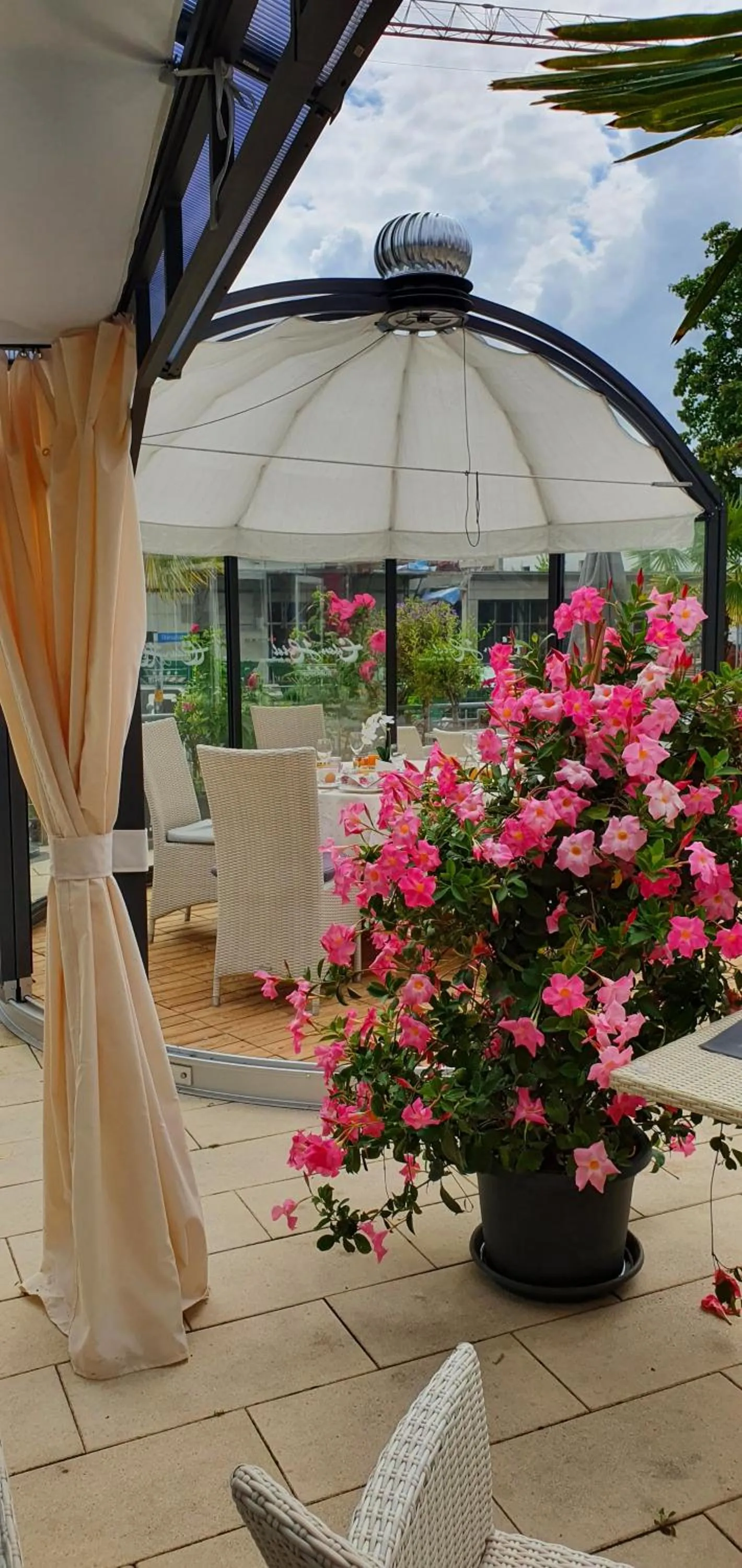 Restaurant/places to eat in Eden Hotel