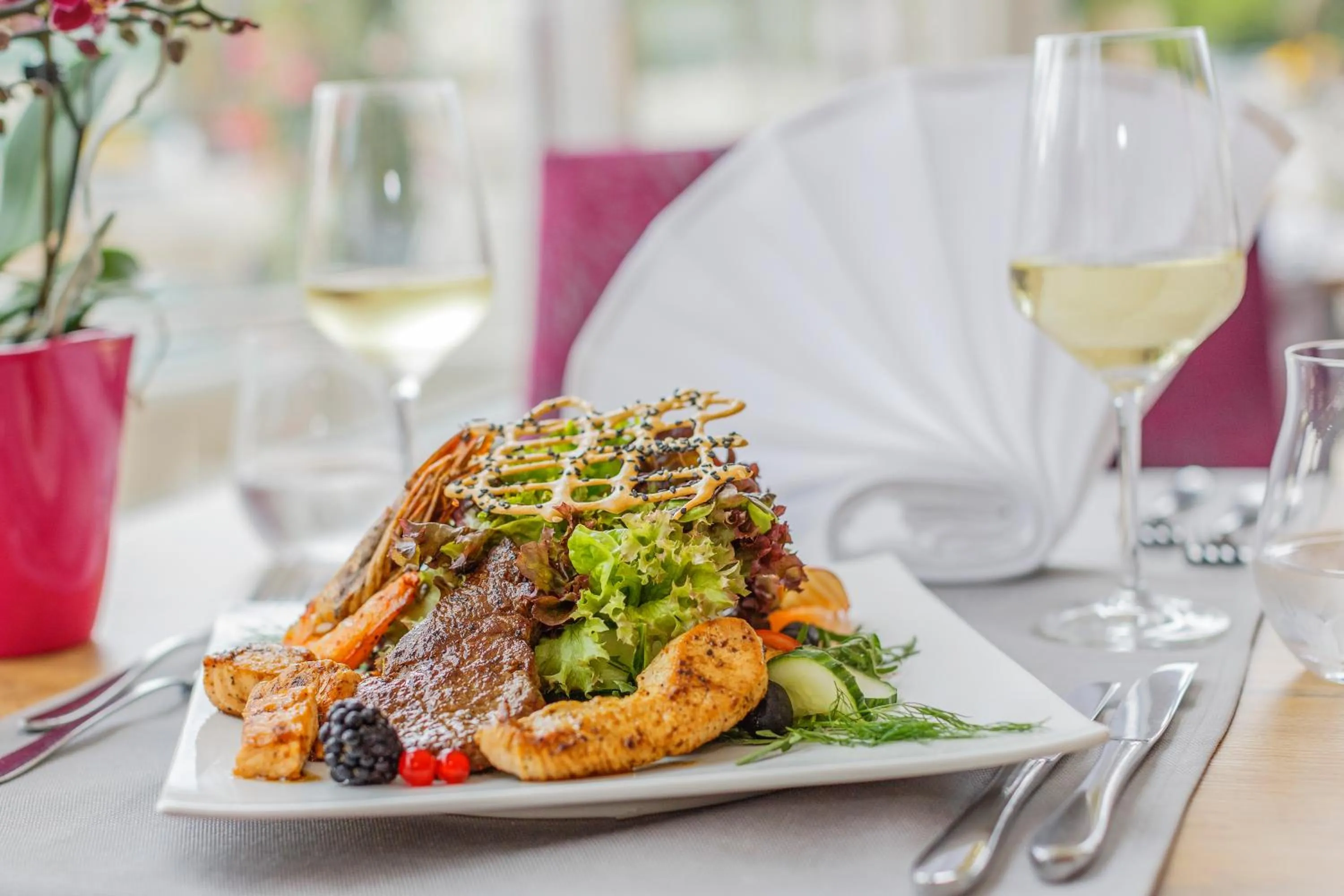 Restaurant/places to eat in Eden Hotel