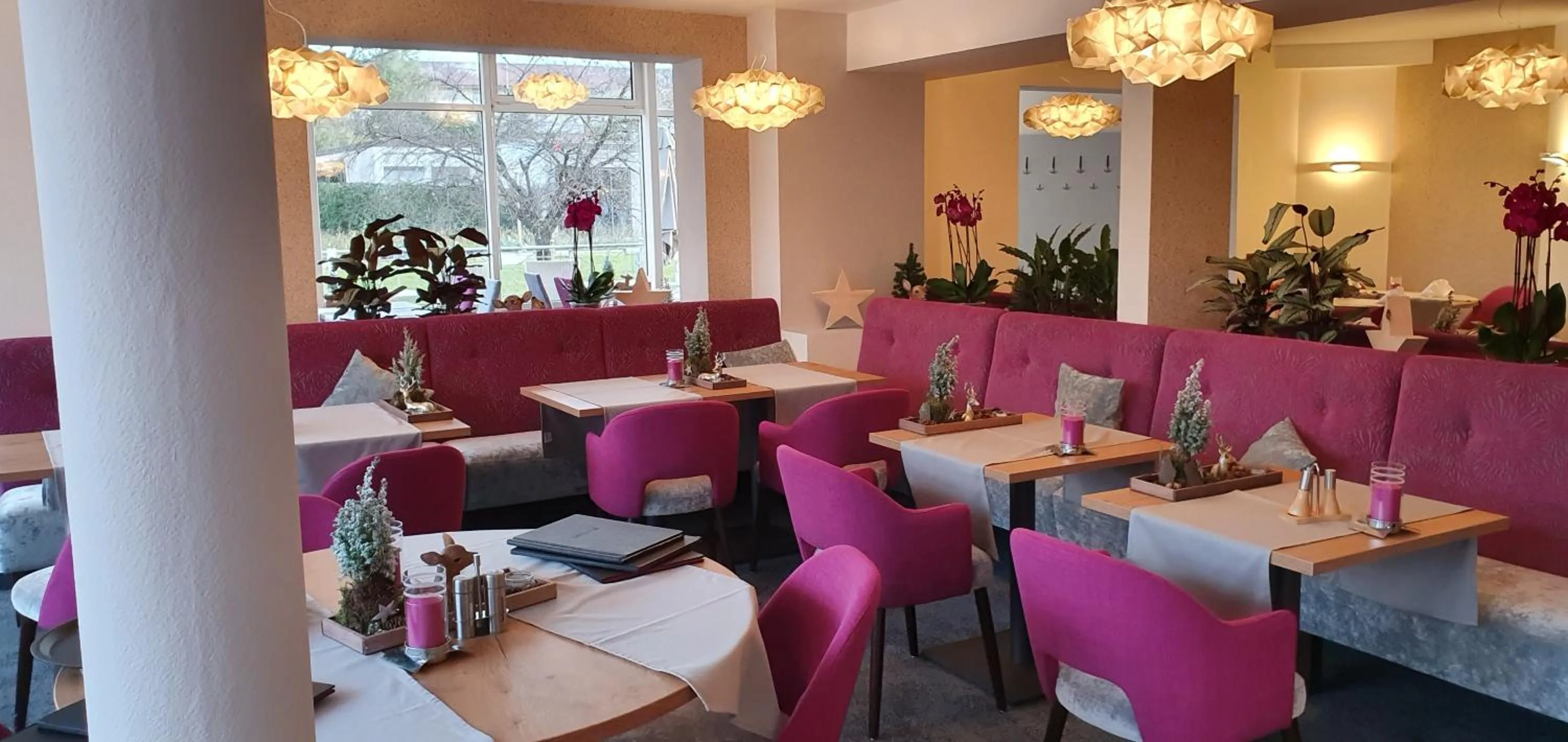 Restaurant/places to eat in Eden Hotel